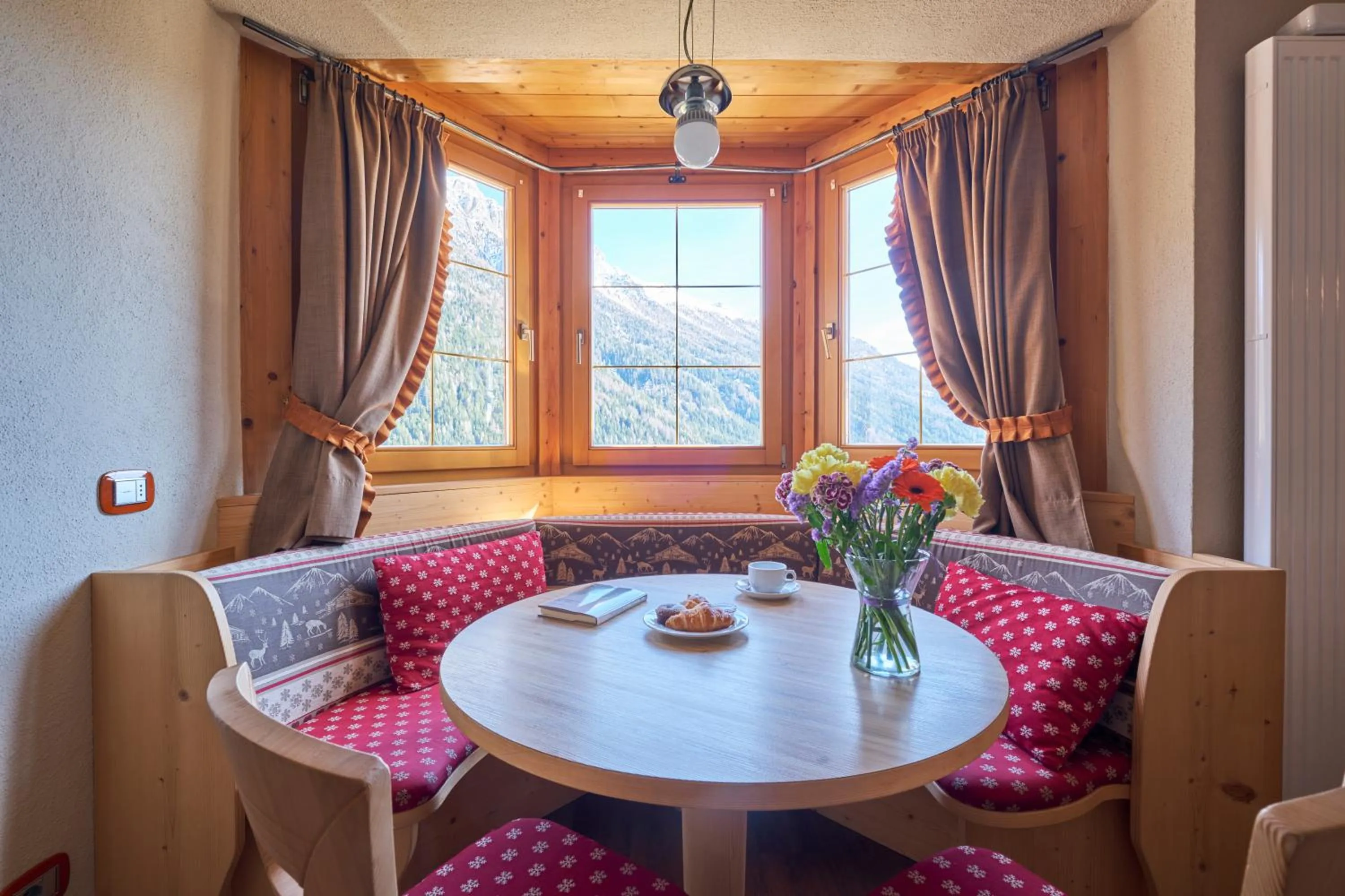 Dining area in Berg Hotel Latemar Spitze