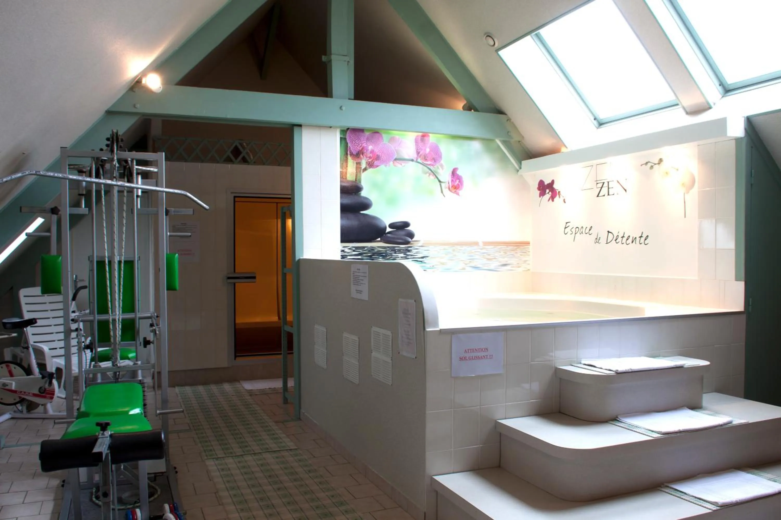 Spa and wellness centre/facilities in Logis Hotel Le Nuage