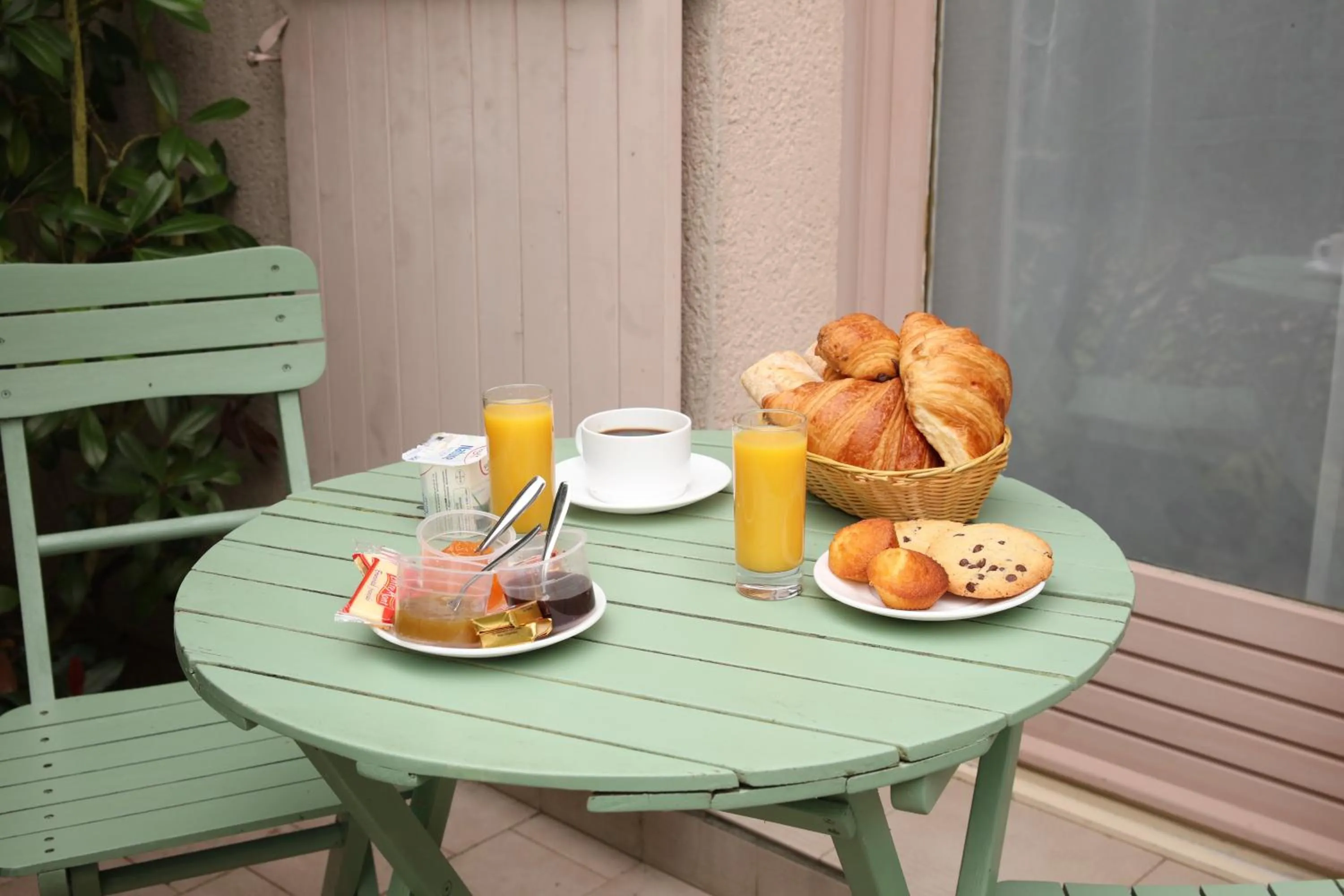 Breakfast in Logis Hotel Le Nuage