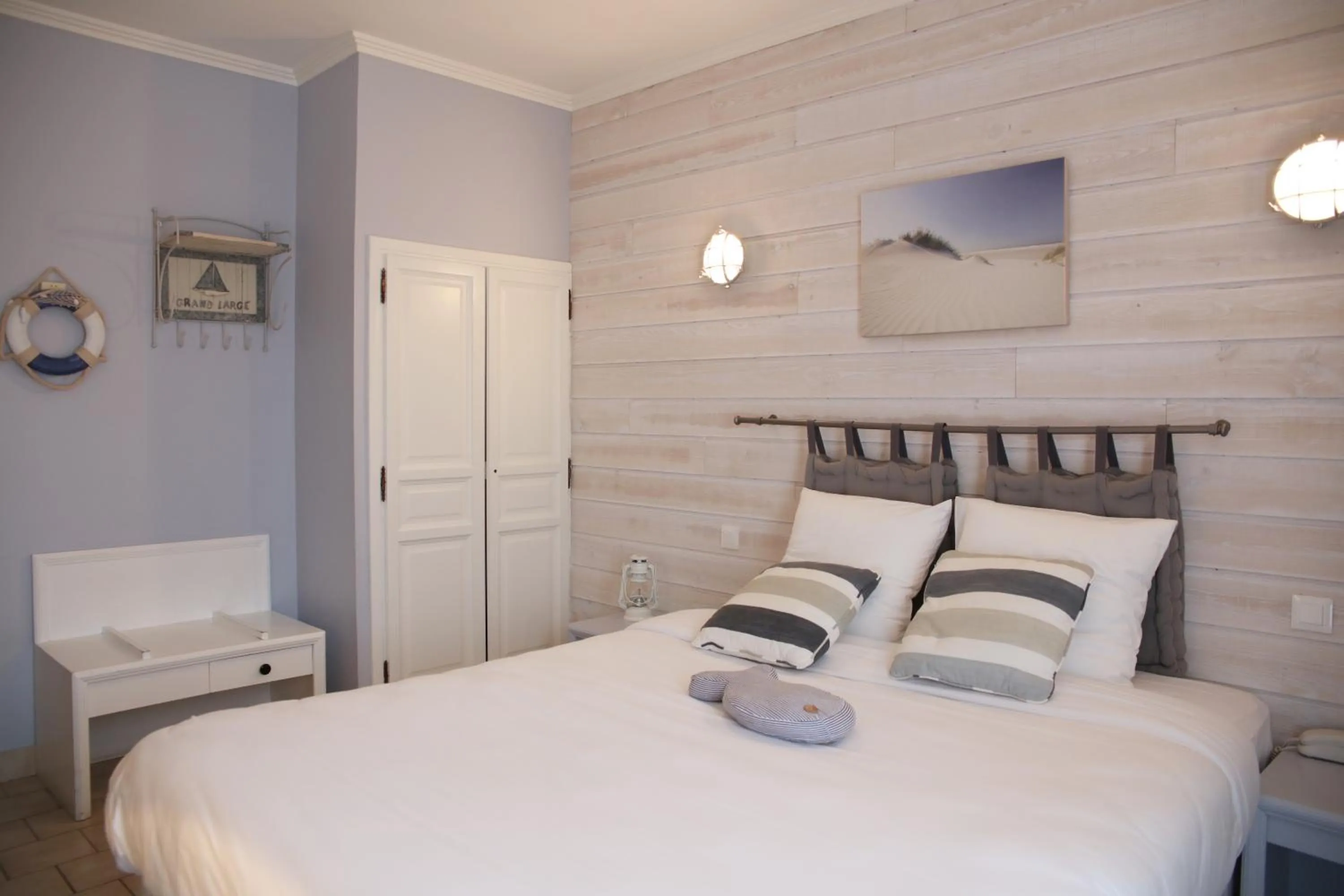 Photo of the whole room, Bed in Logis Hotel Le Nuage
