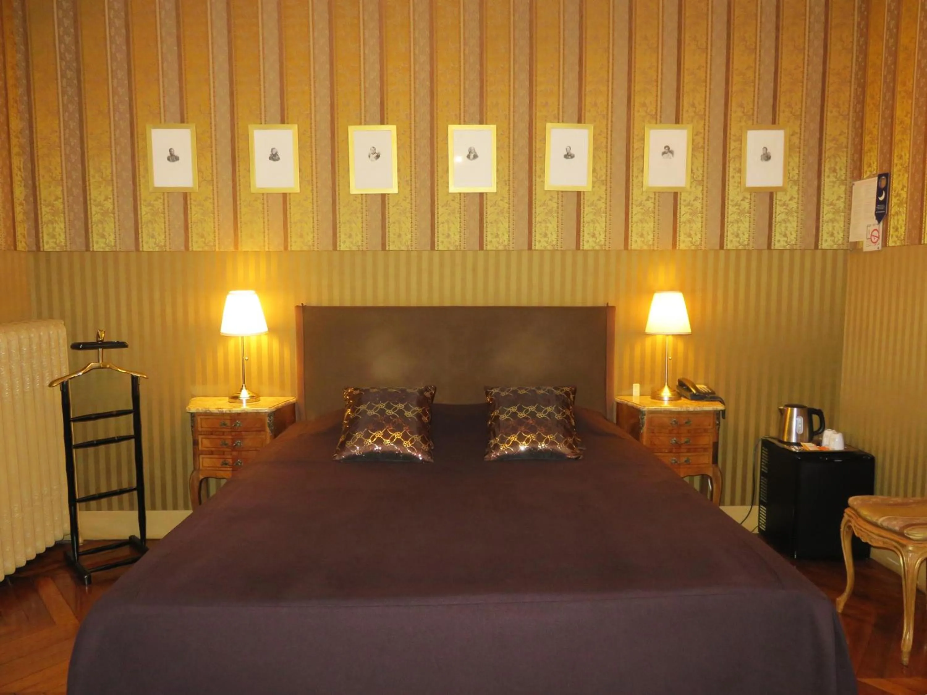 Bed in Hotel Windsor Home