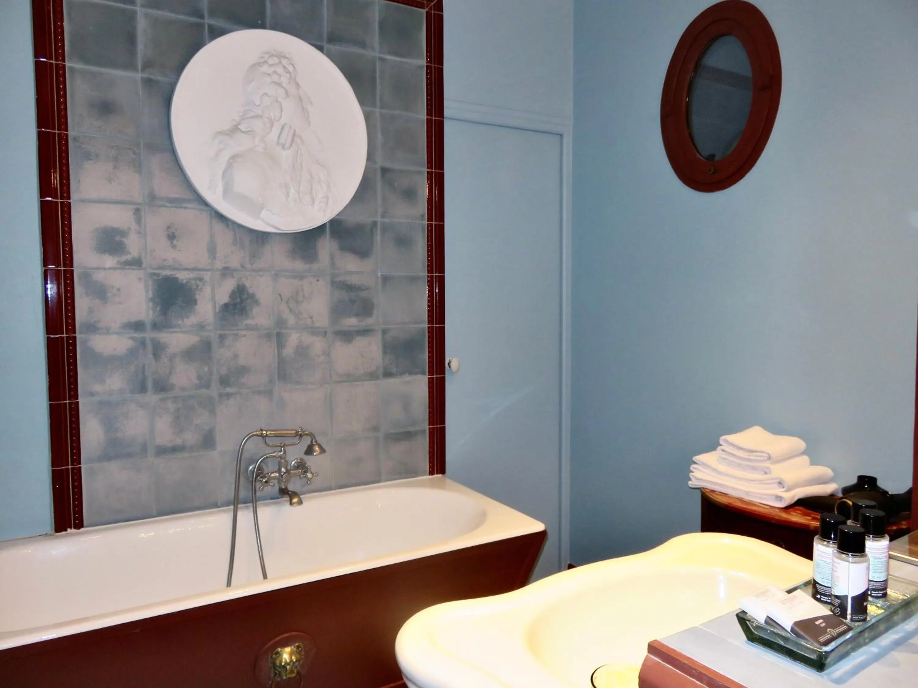 Bath in Hotel Windsor Home