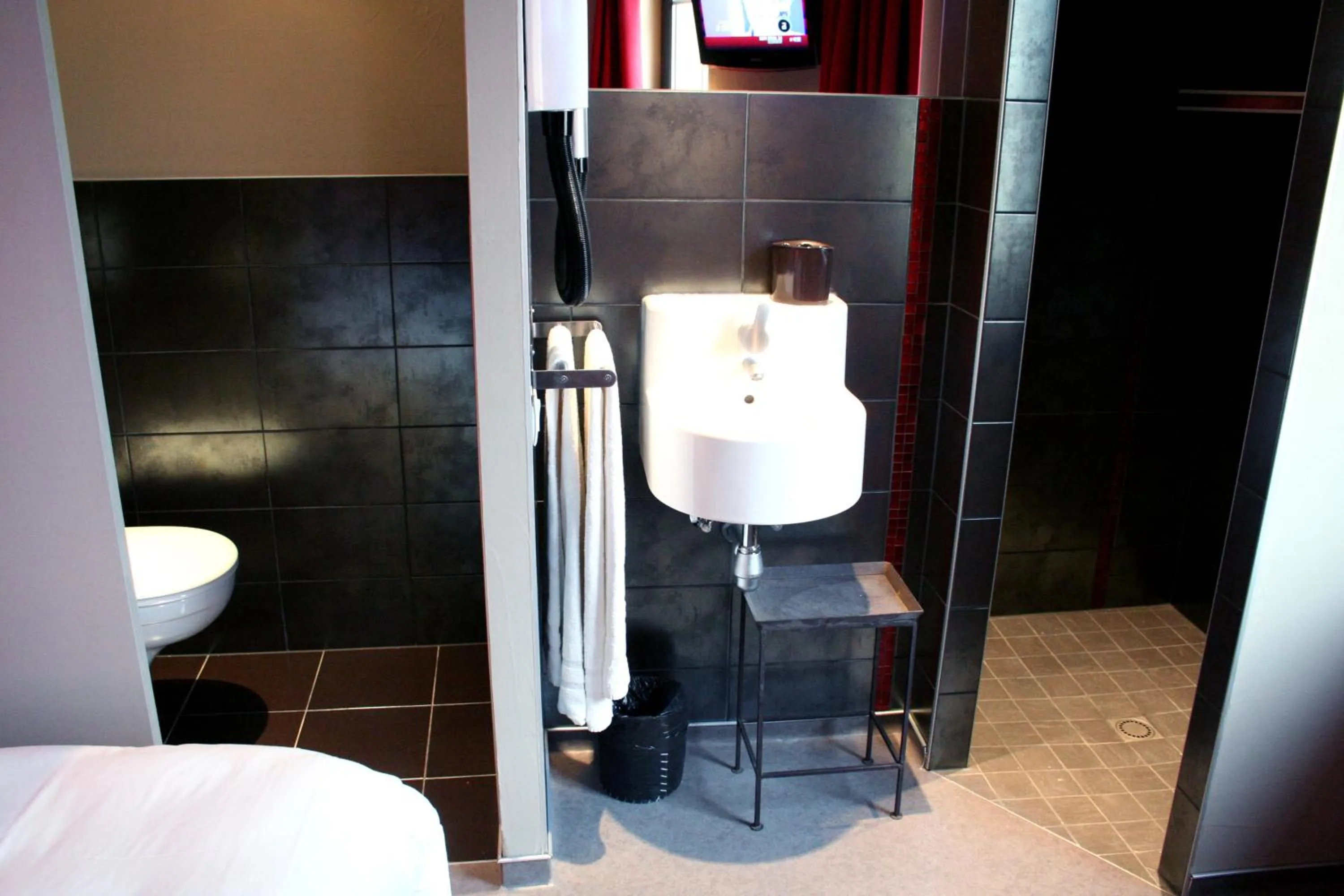 Shower in 7Art Hotel