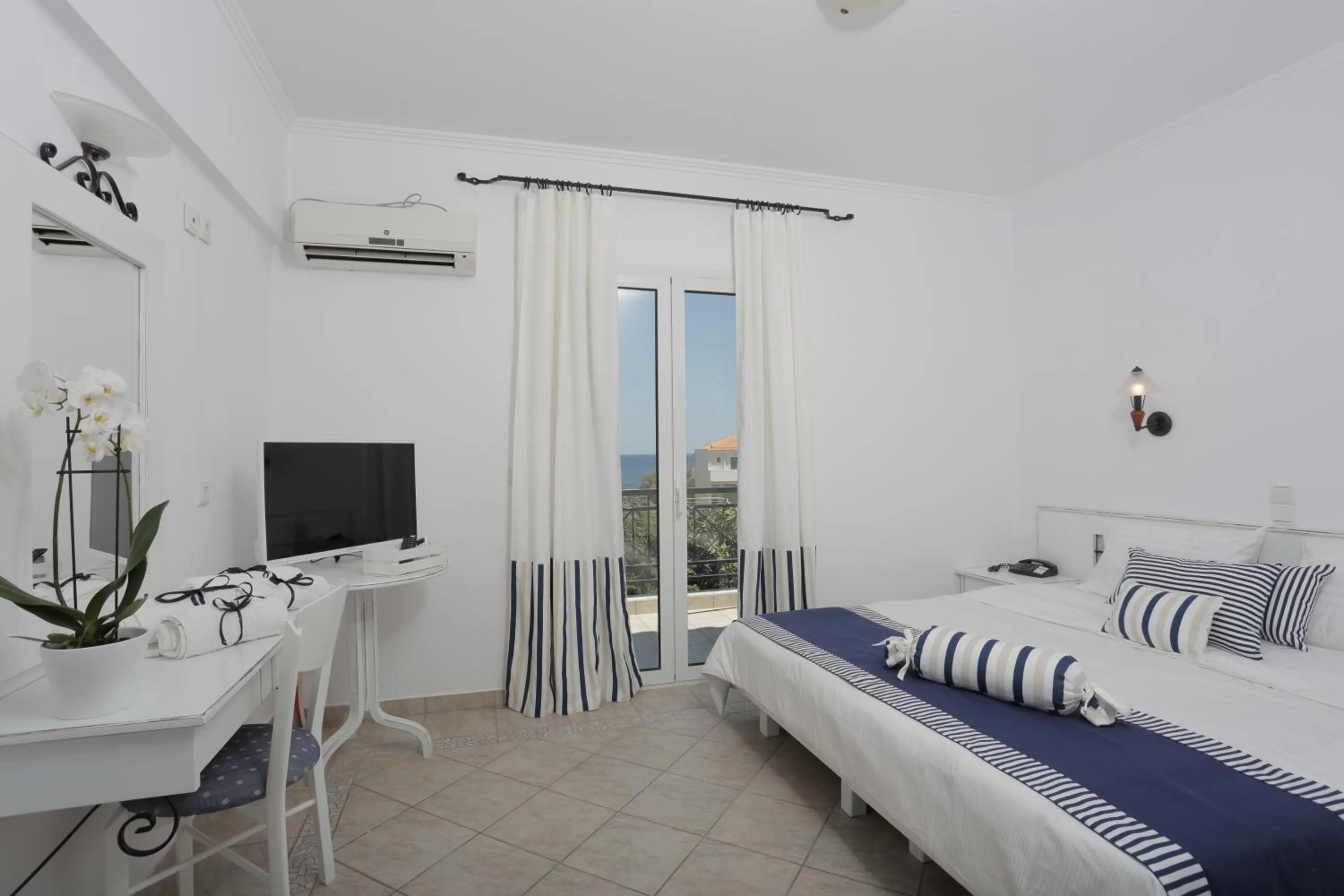 Bedroom, Bed in Iris Beach Hotel