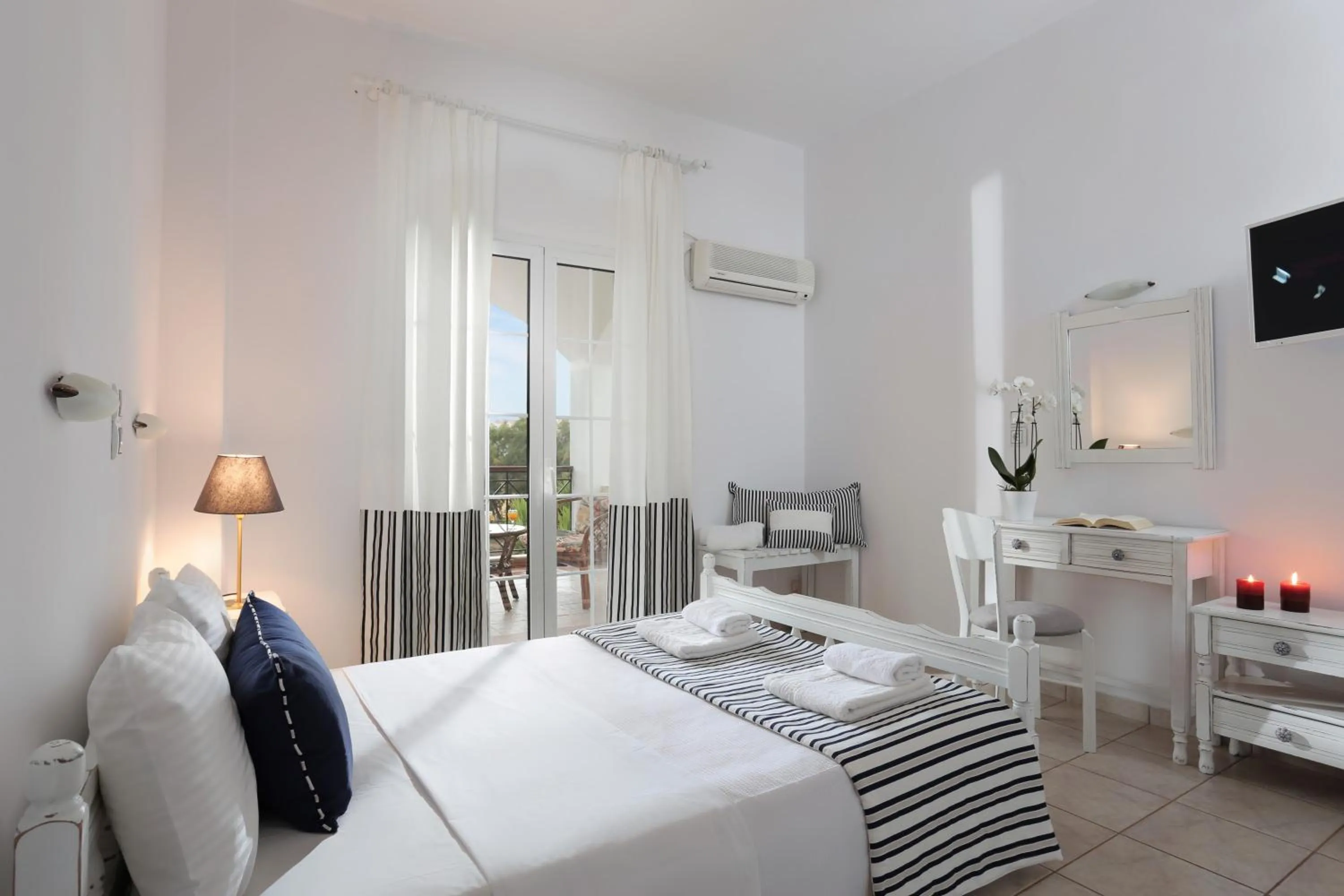 Bedroom, Bed in Iris Beach Hotel