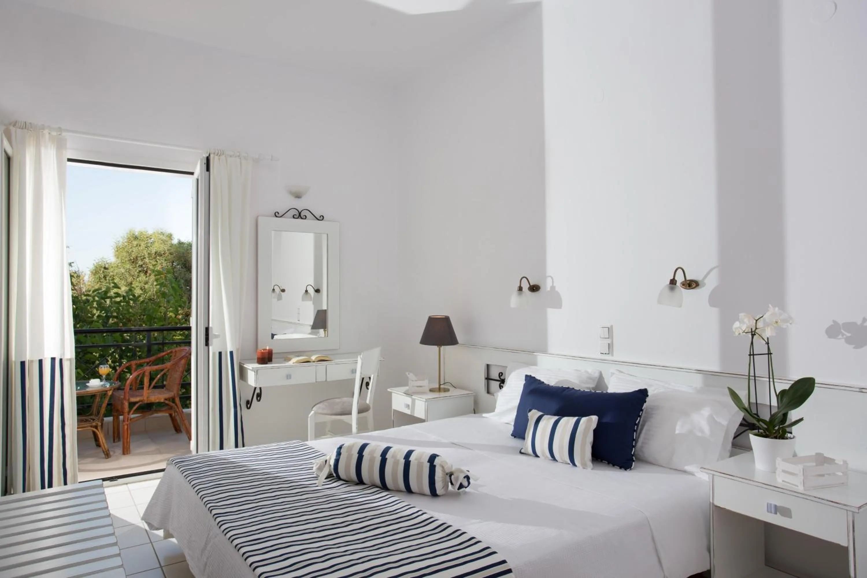 Bedroom, Bed in Iris Beach Hotel