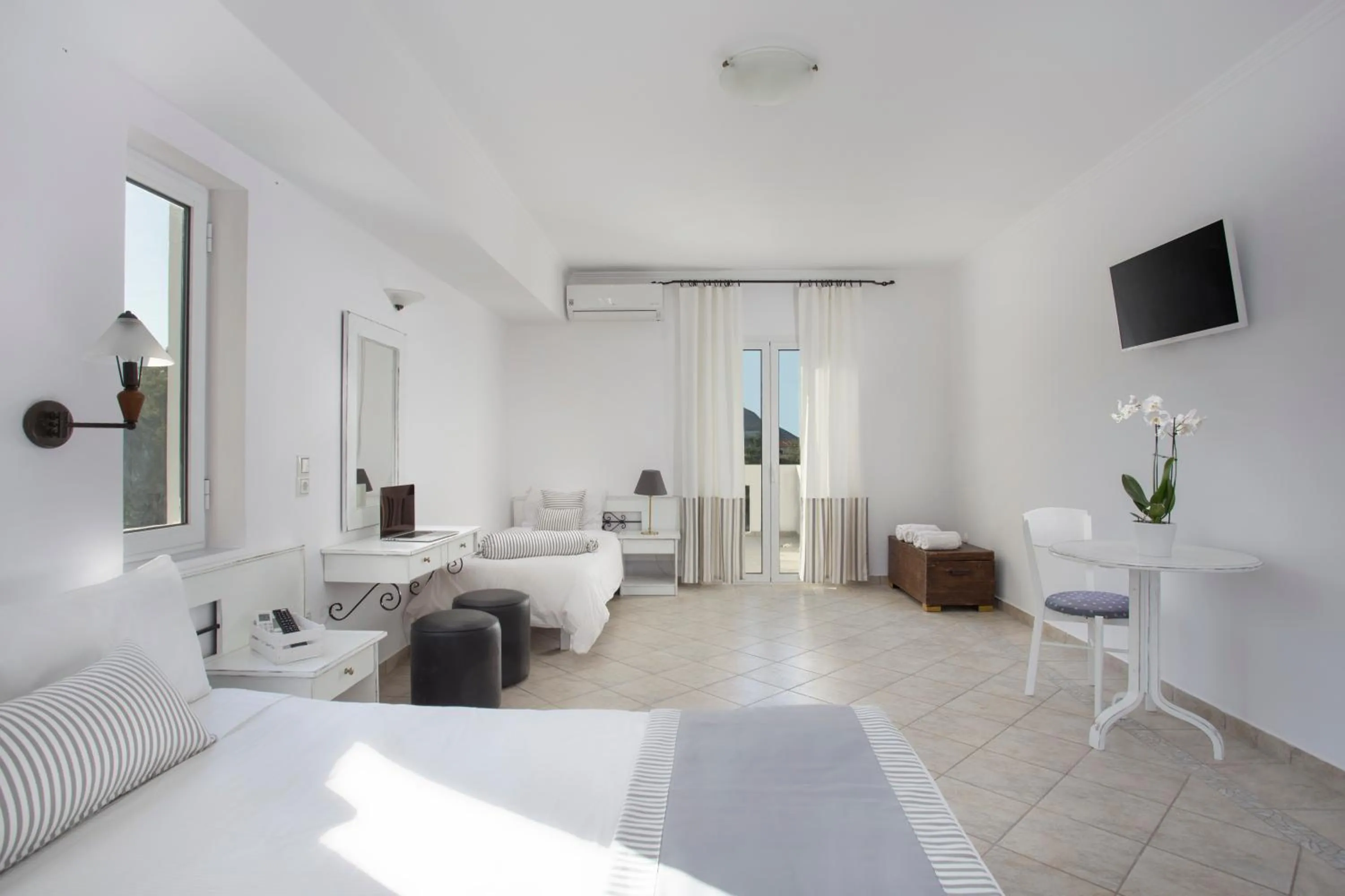 Bedroom, Bed in Iris Beach Hotel