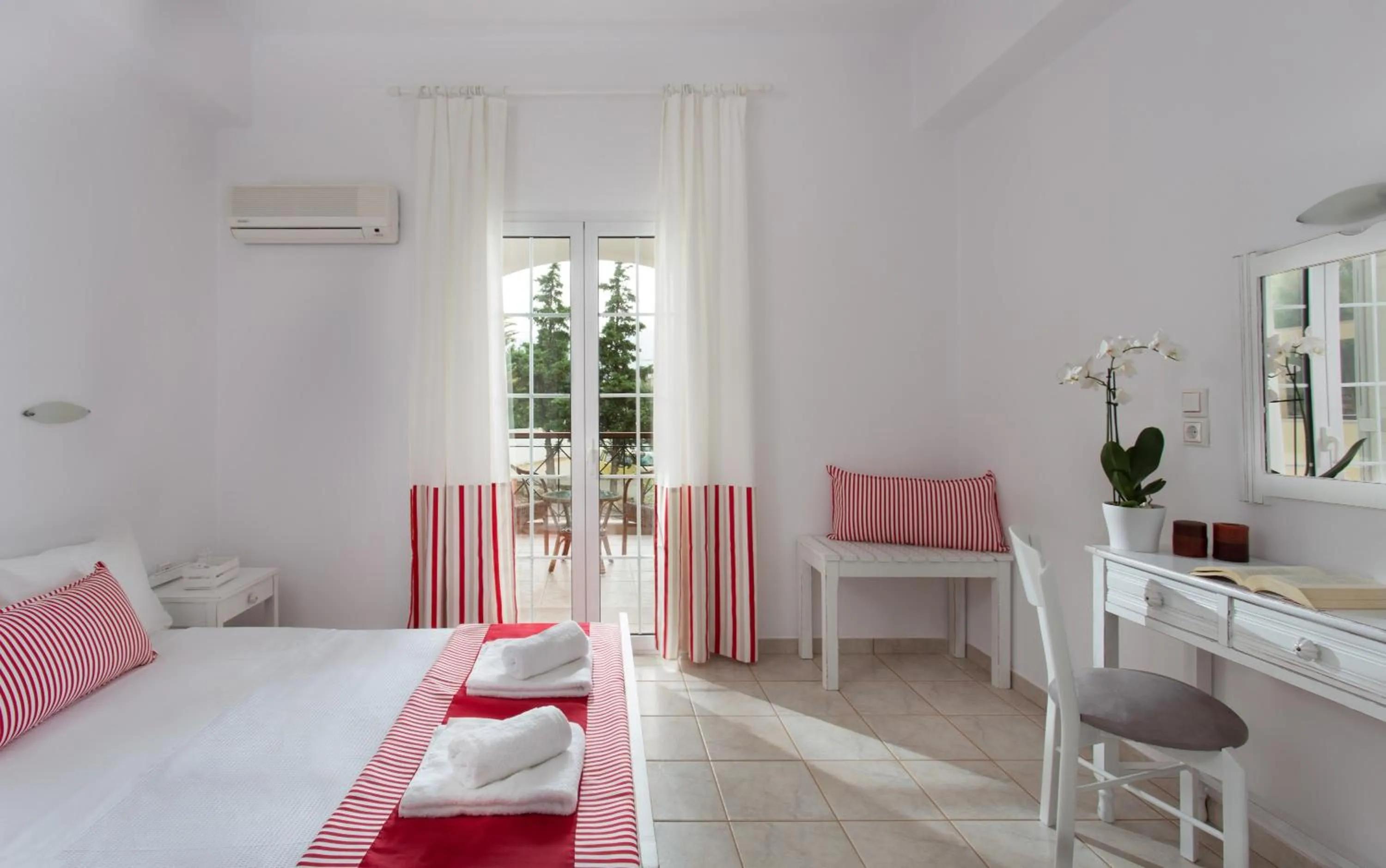 Bedroom, Bed in Iris Beach Hotel