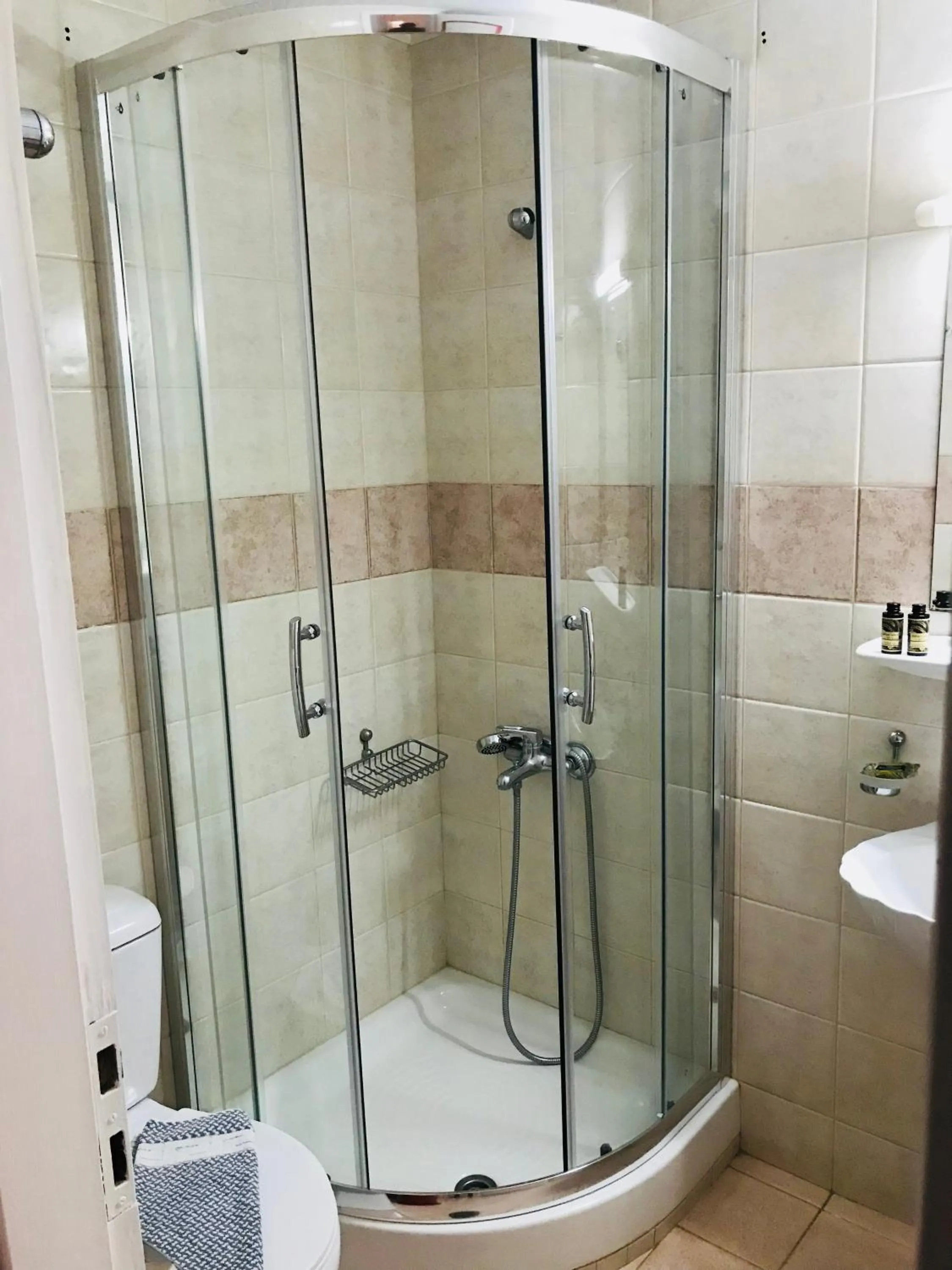 Shower in Iris Beach Hotel