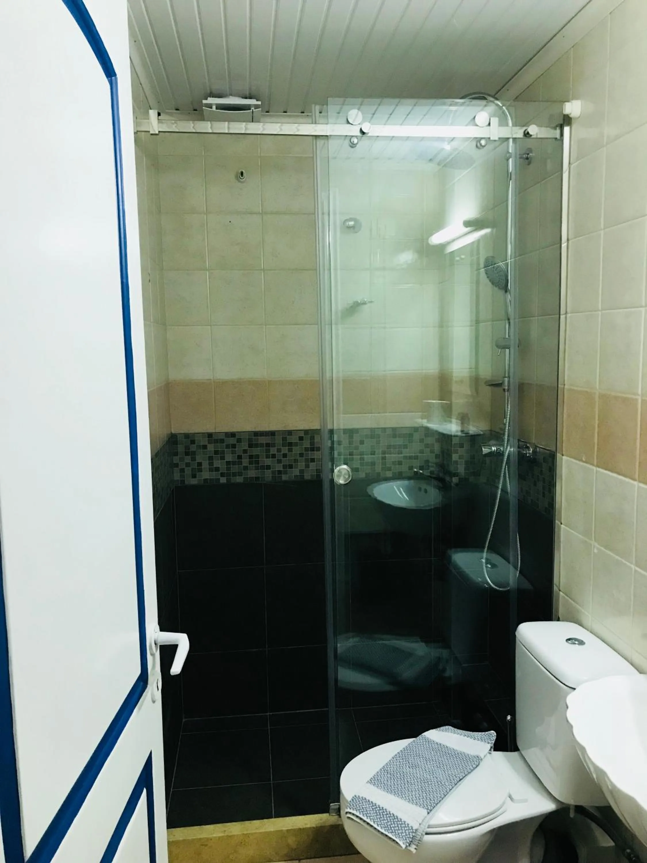 Shower in Iris Beach Hotel