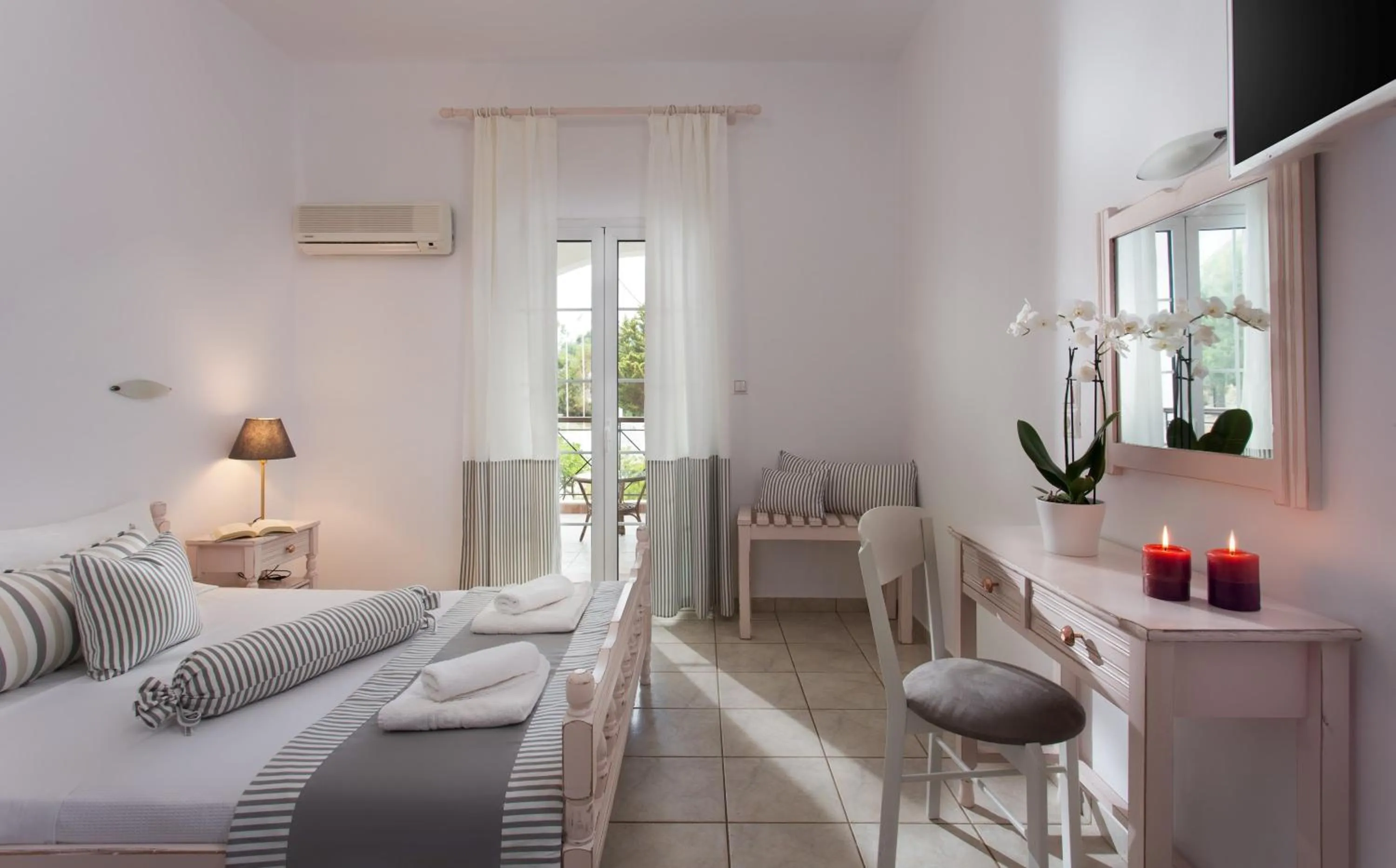 Bedroom, Bed in Iris Beach Hotel