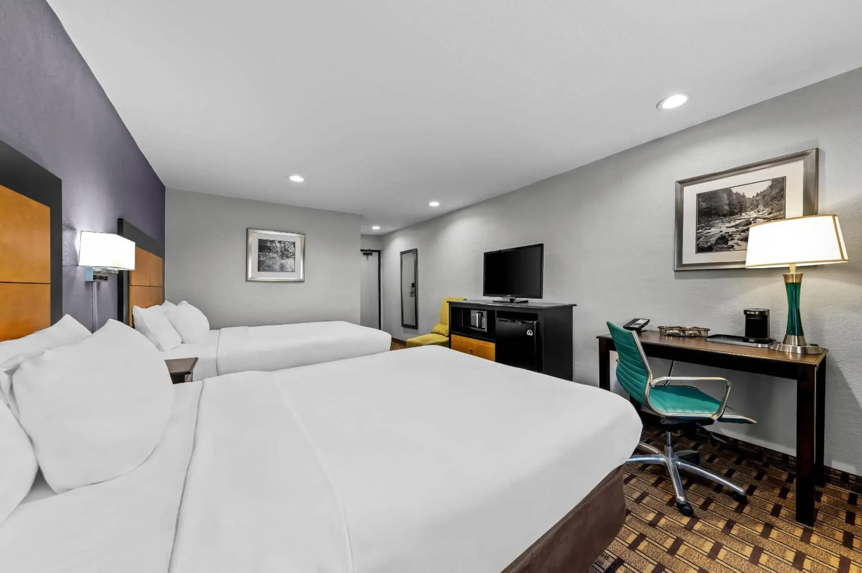 Standard Queen Room with Two Queen Beds - Non Smoking in Quality Inn - Denton Standard Queen Room with Two Queen Beds - Non Smoking in Quality Inn - Denton