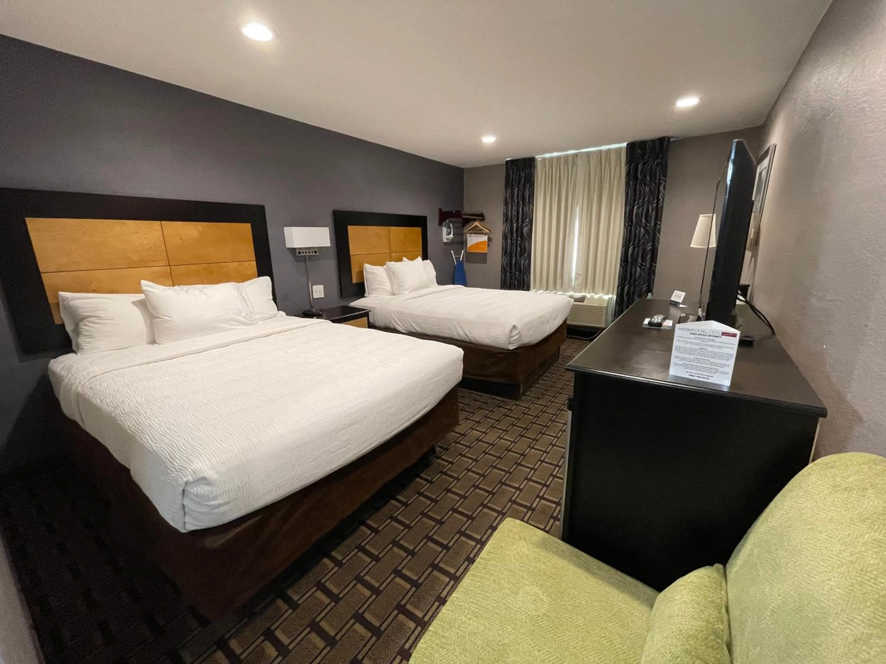 Photo of the whole room, Bed in Quality Inn - Denton