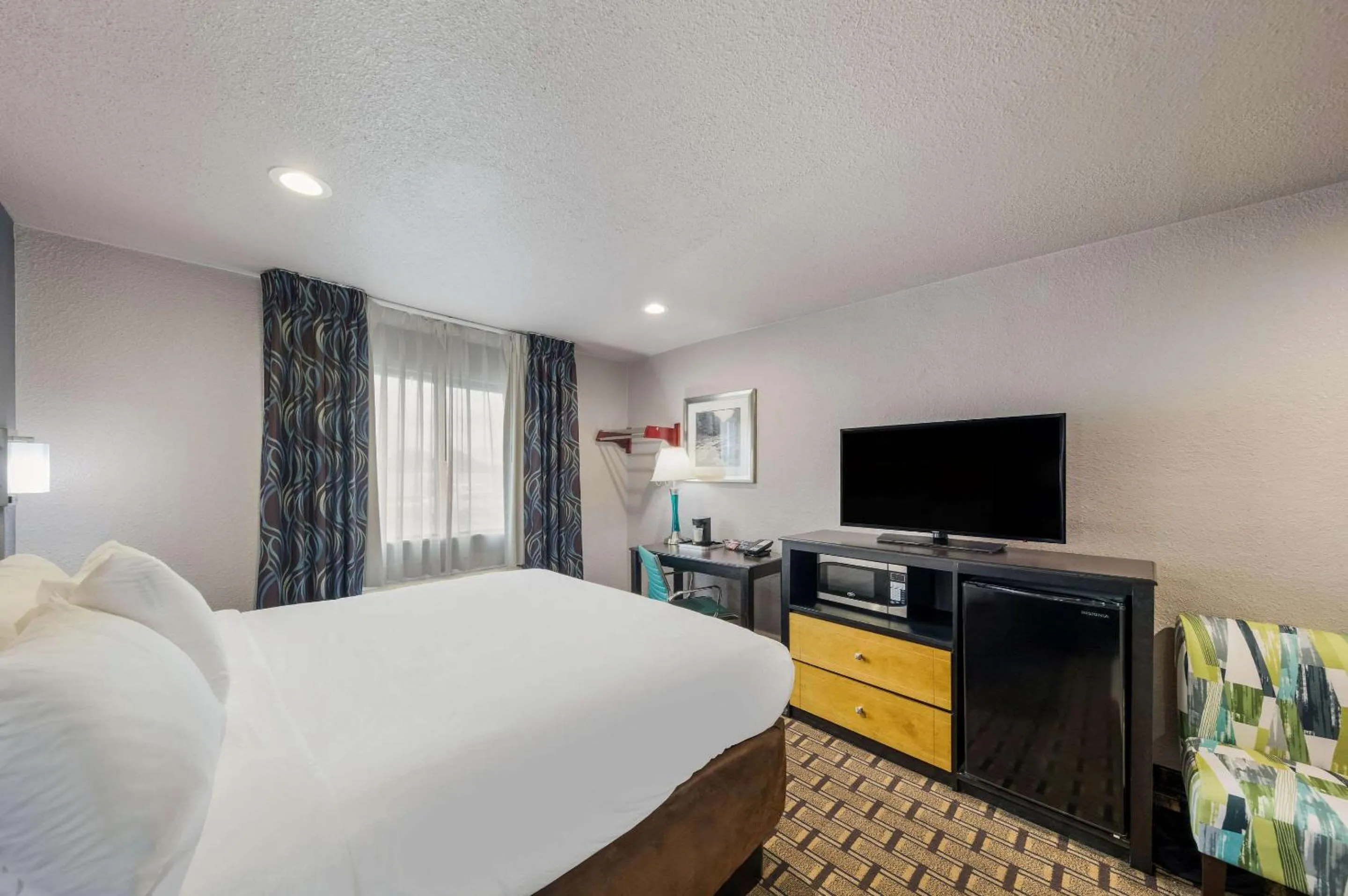 Bedroom, Bed in Quality Inn - Denton