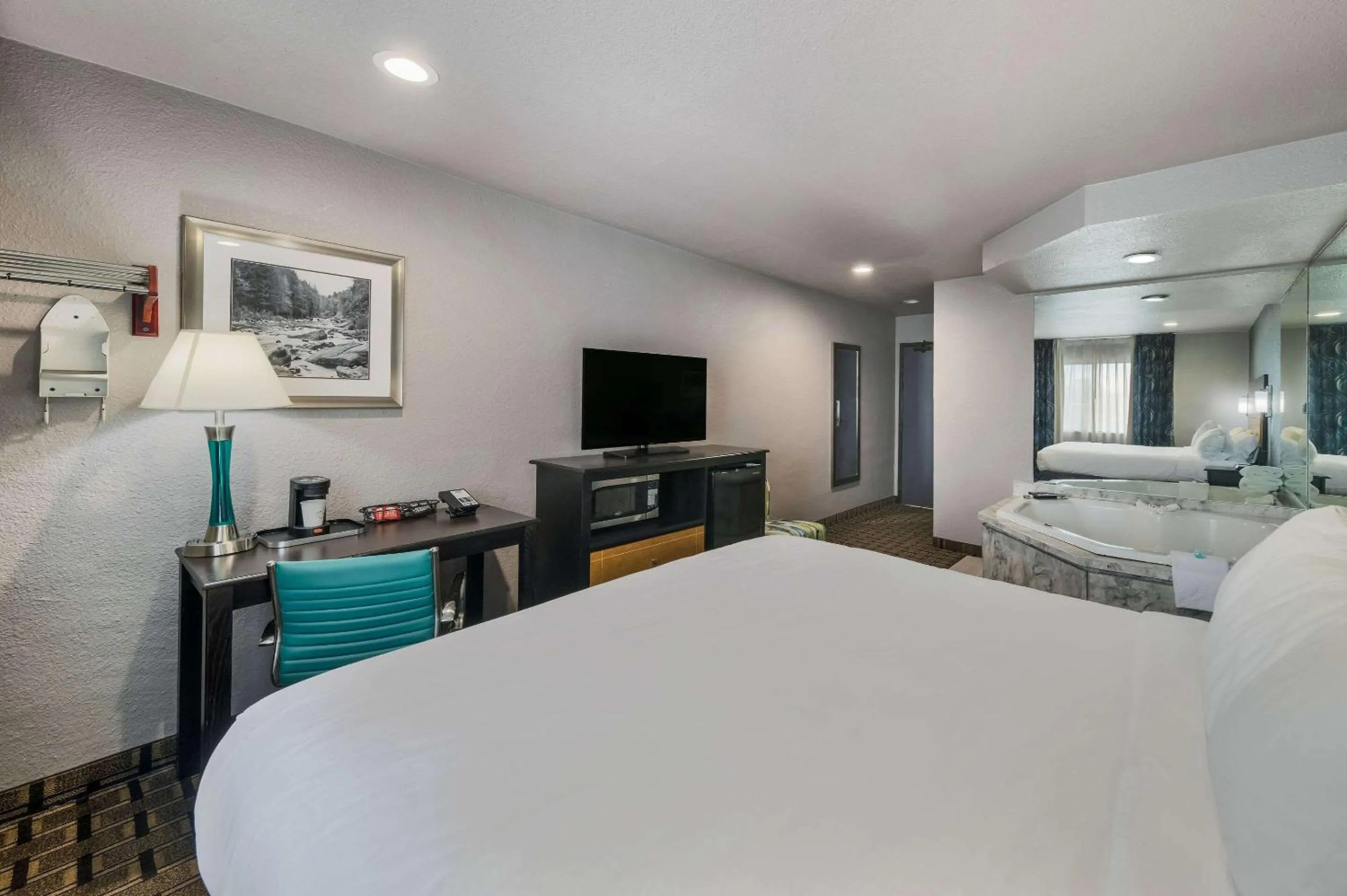 Bedroom, Bed in Quality Inn - Denton