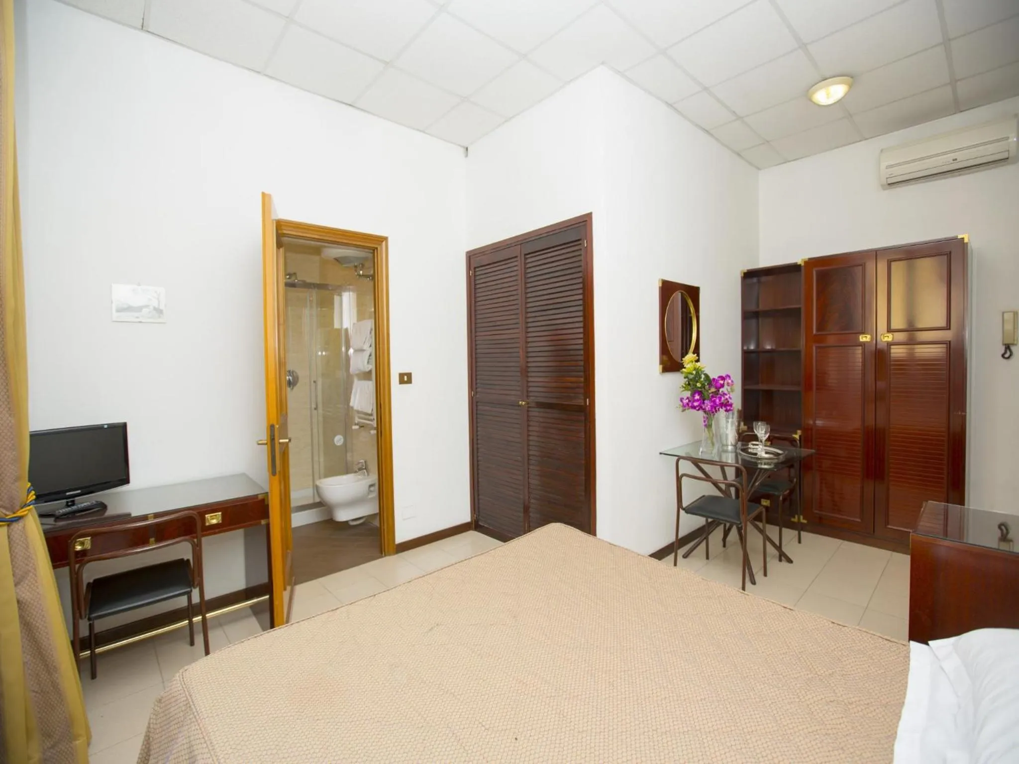 Photo of the whole room, Bed in Hotel Residence Villa Tassoni