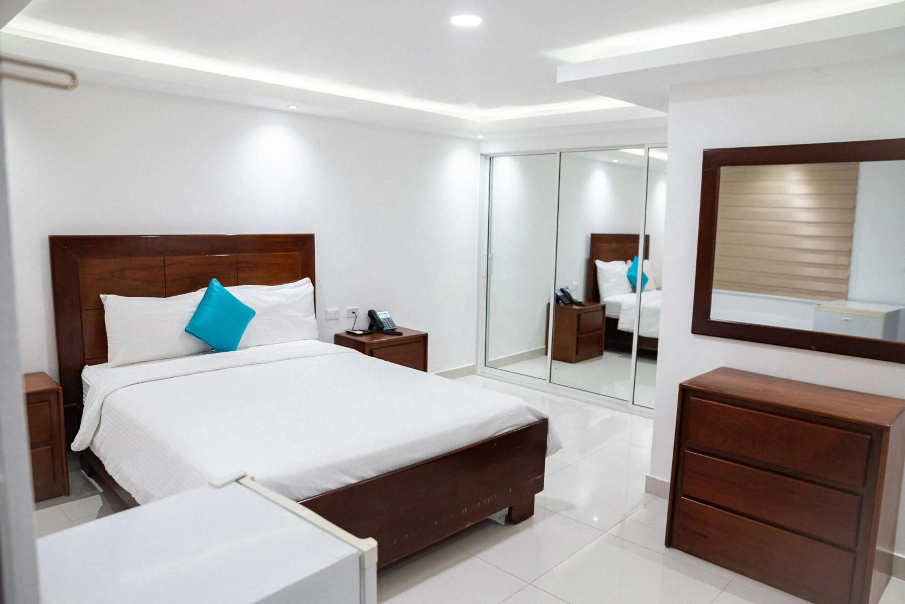 Photo of the whole room, Bed in Cataleya Hotel