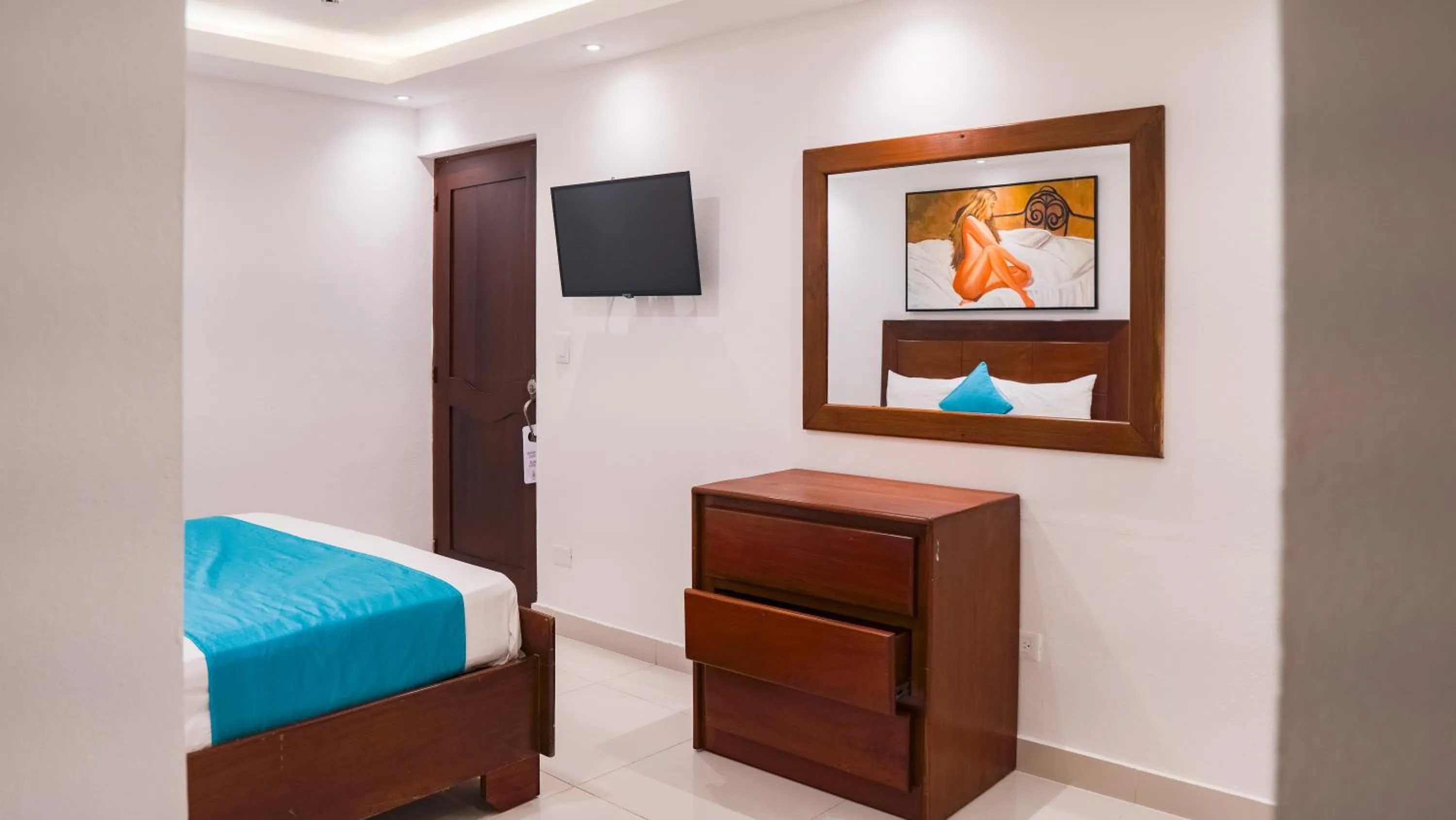 Photo of the whole room, Bed in Cataleya Hotel