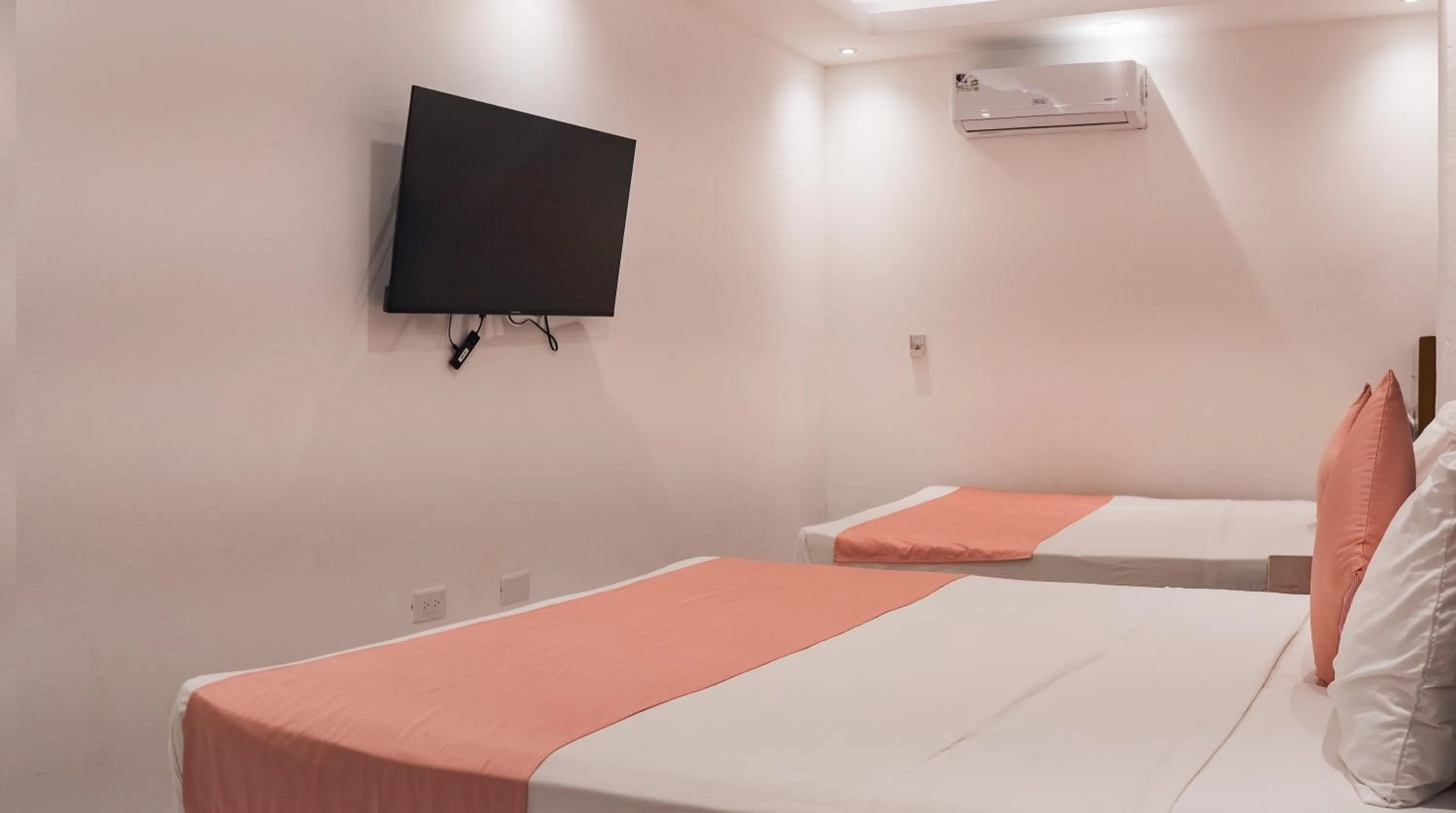 Photo of the whole room, Bed in Cataleya Hotel