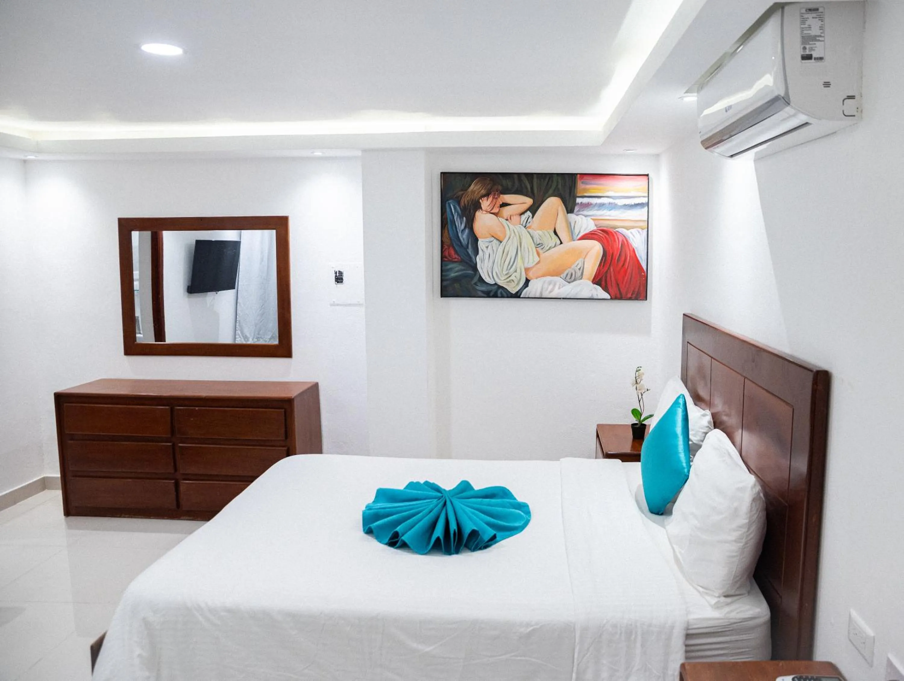 Photo of the whole room, Bed in Cataleya Hotel