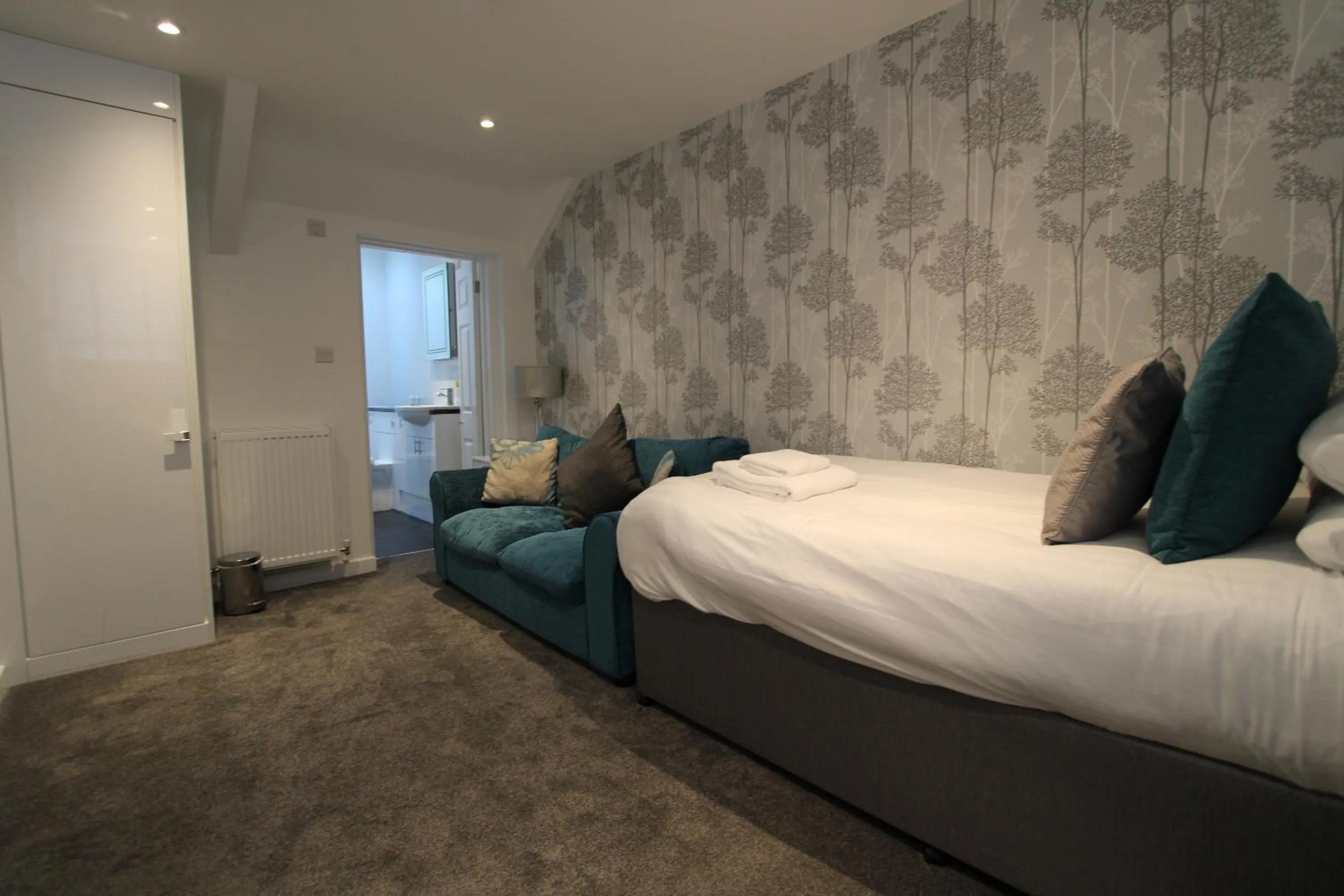 Bed in Rose and Crown Hotel & Hope and Anchor Bar