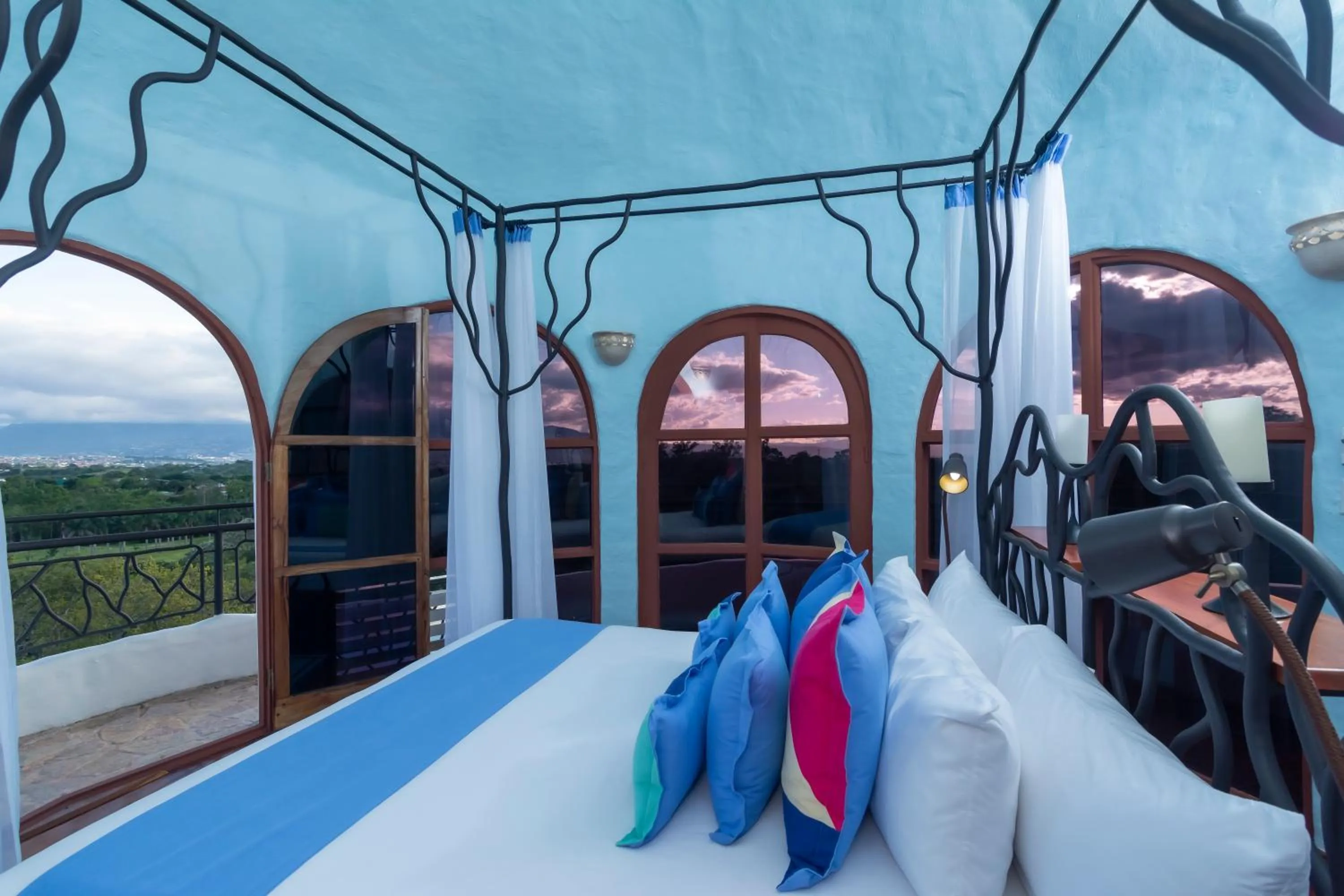 Bed in Finca Rosa Blanca Coffee Farm and Inn