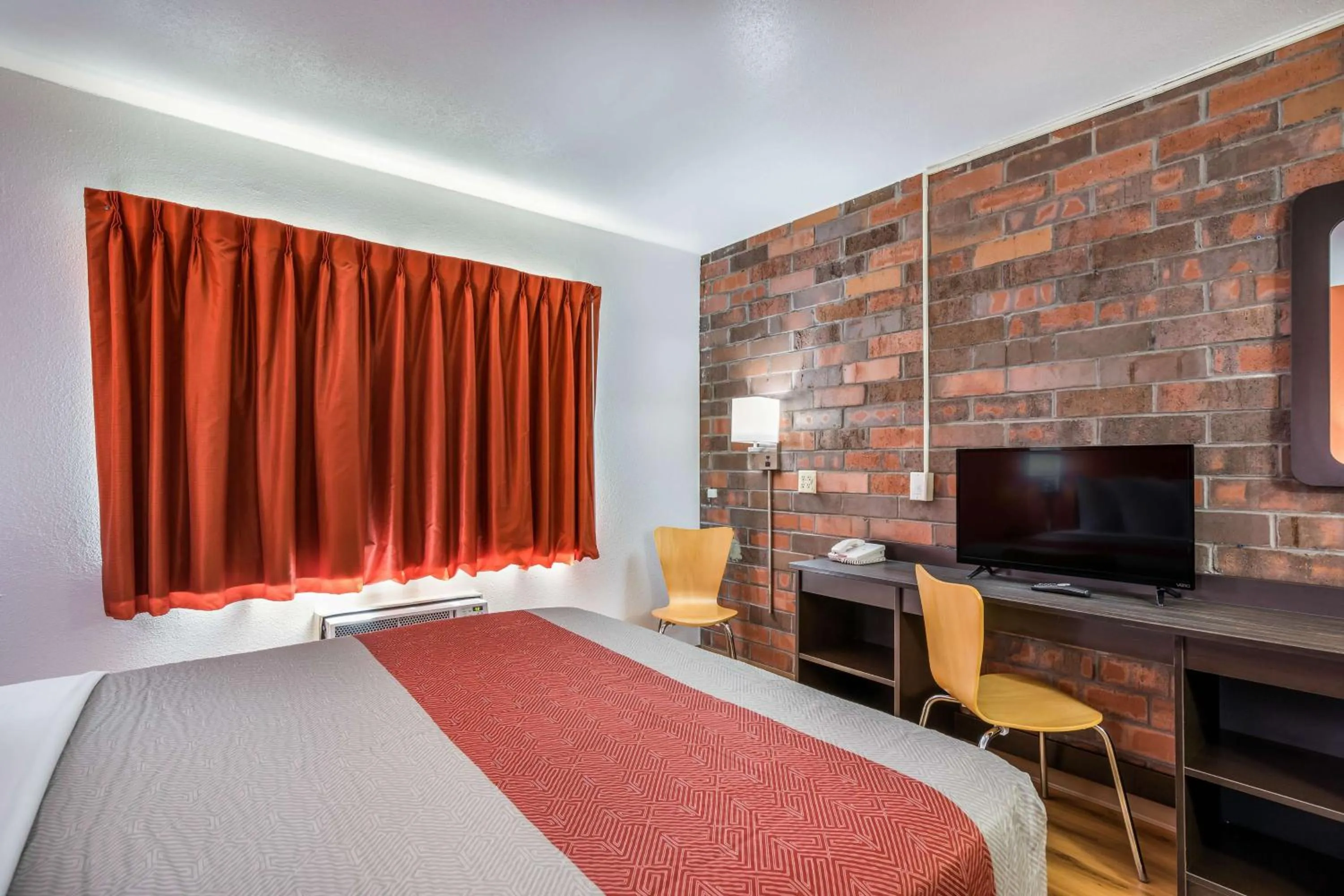 Bedroom, Bed in Motel 6-Madison, WI - East