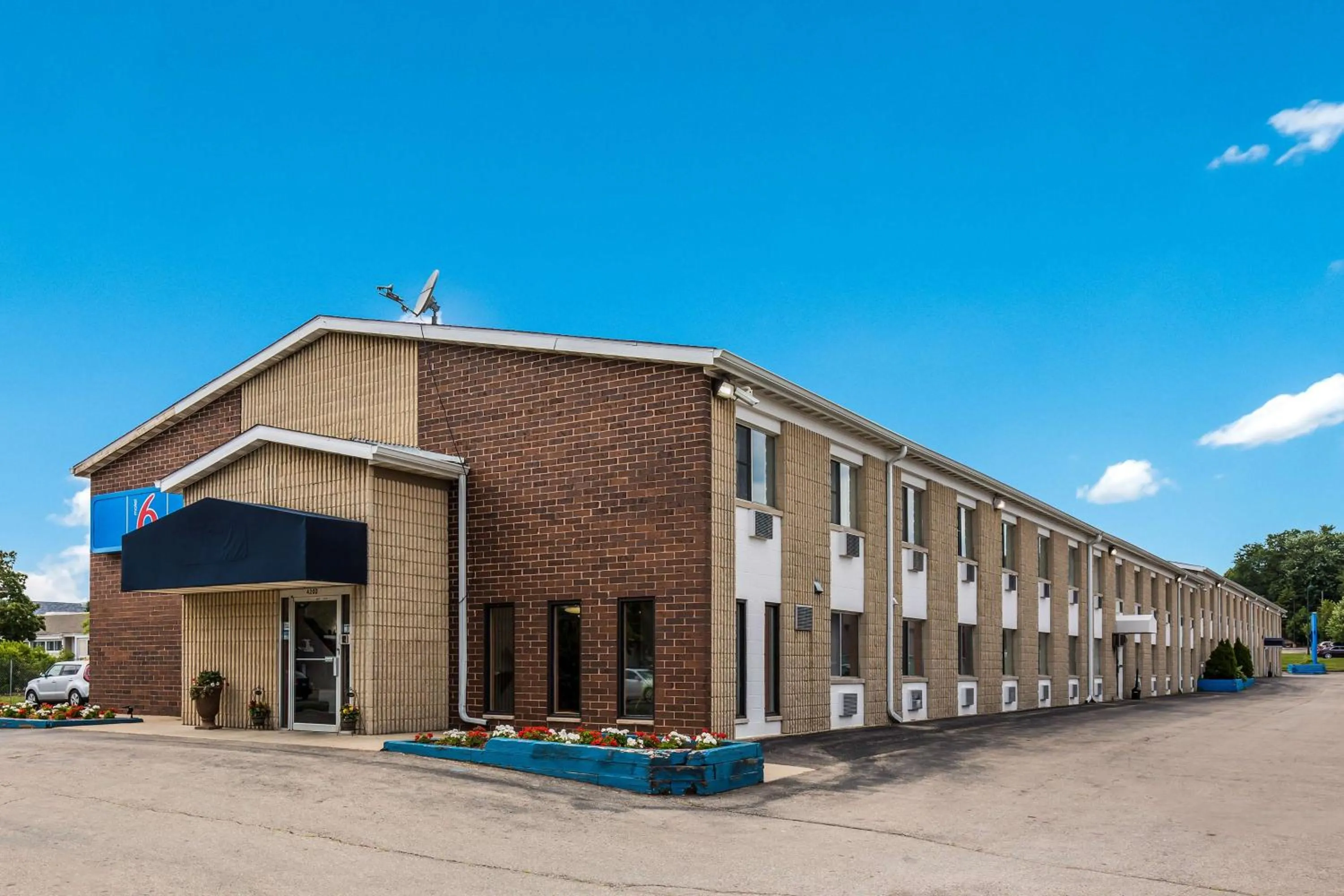 Property building in Motel 6-Madison, WI - East