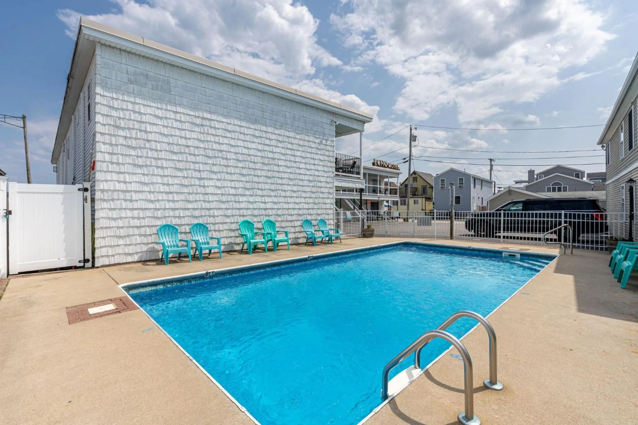 Swimming pool in Echo Motel