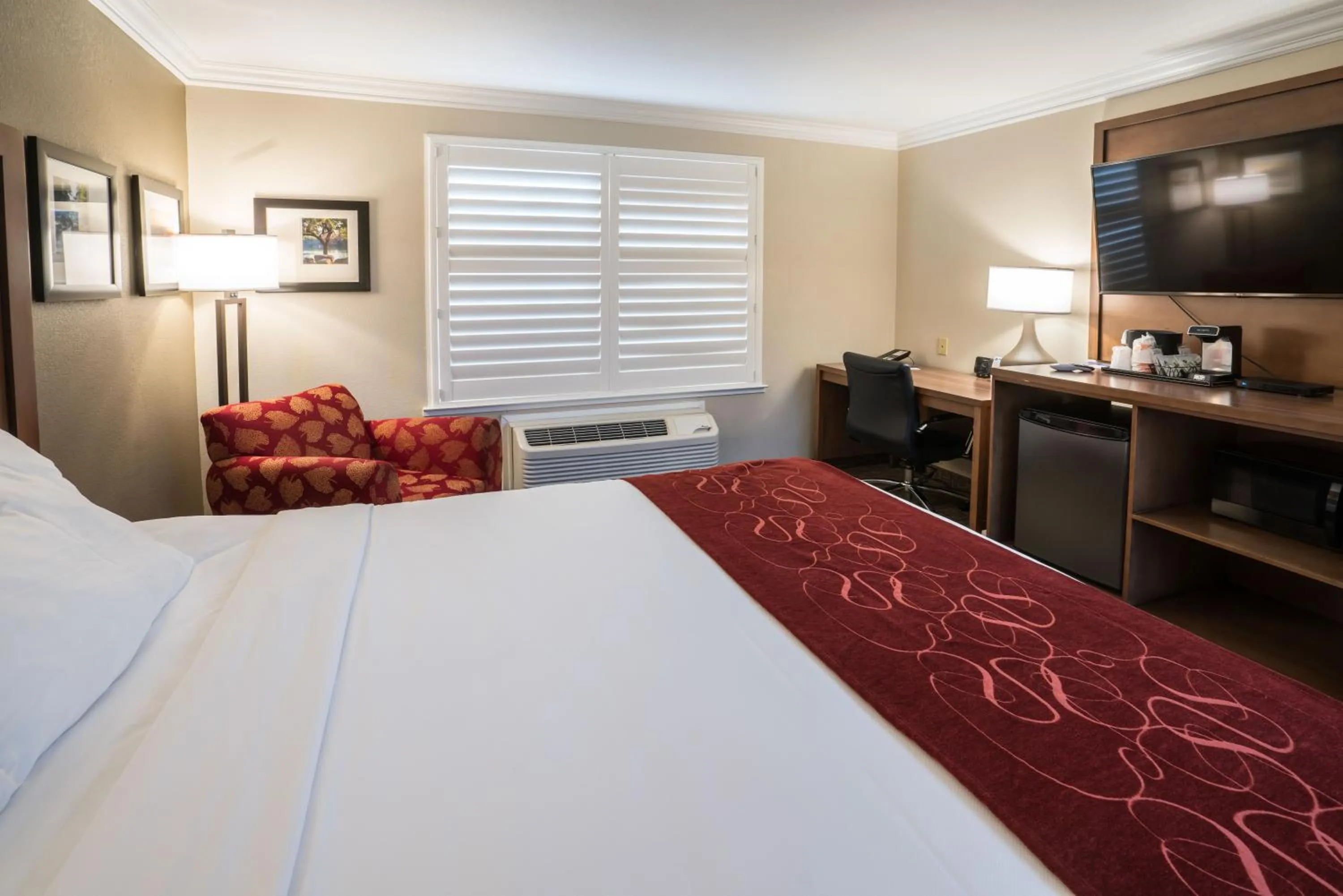 Photo of the whole room, Bed in Comfort Suites Fresno River Park