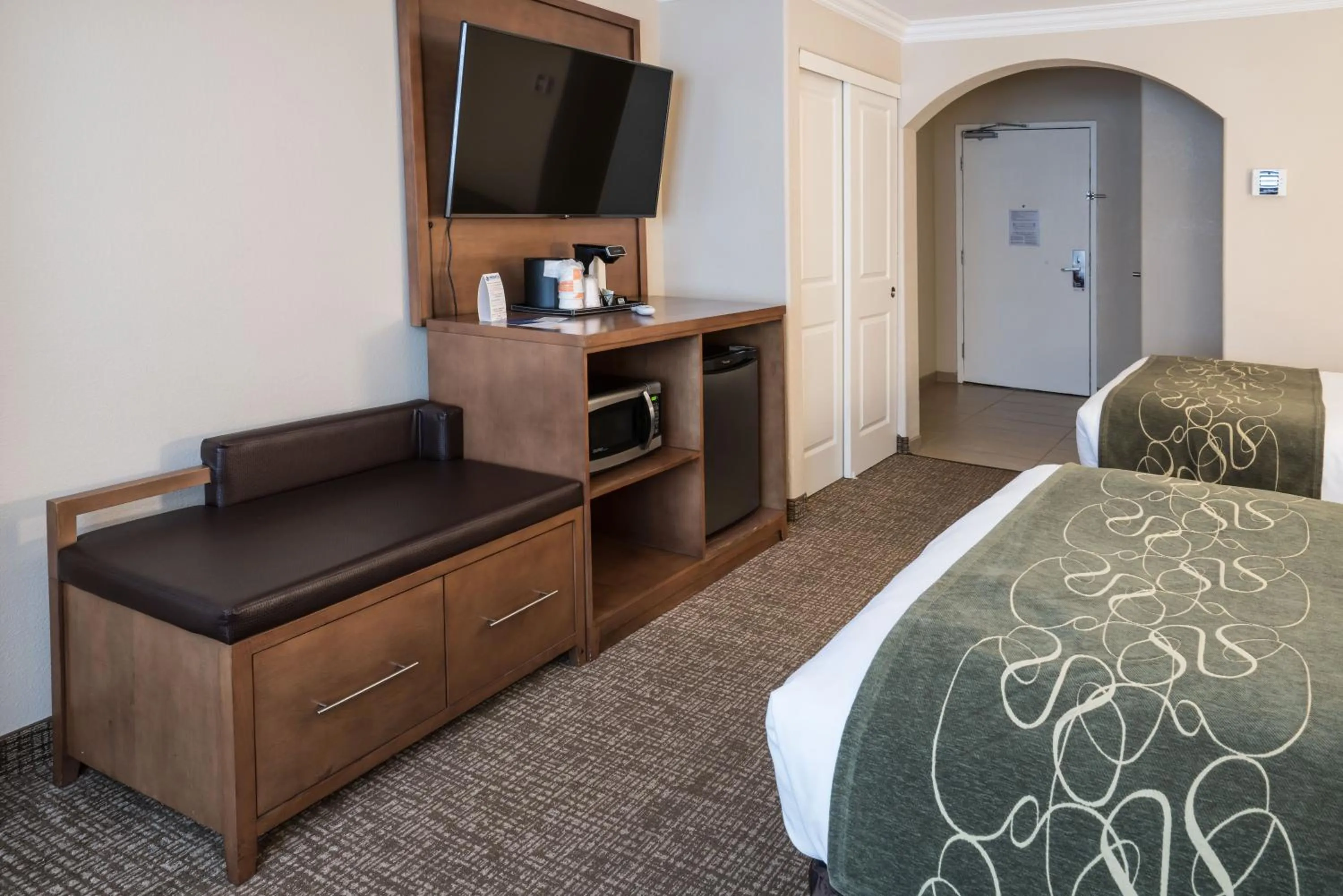 TV and multimedia, Bed in Comfort Suites Fresno River Park