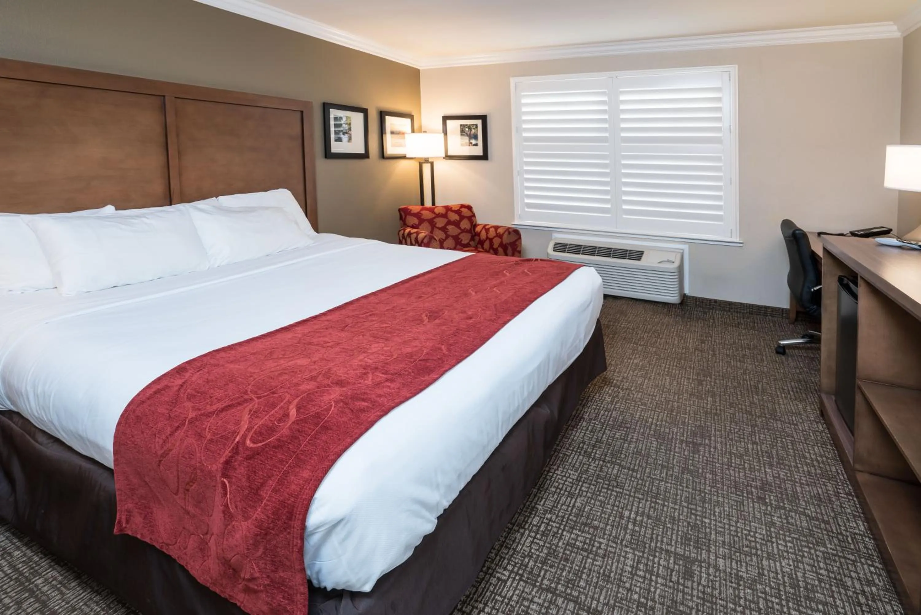 Photo of the whole room, Bed in Comfort Suites Fresno River Park