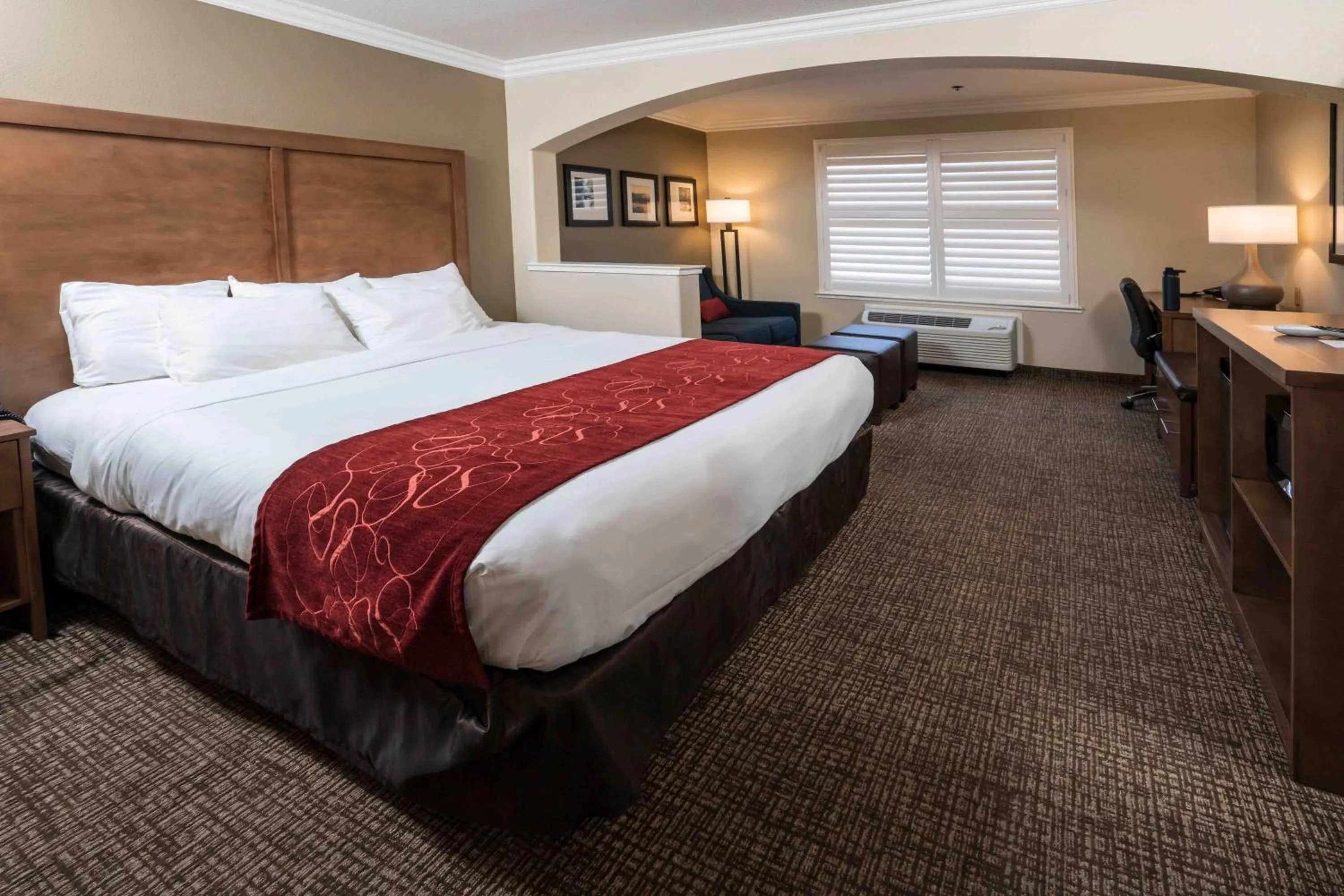 Photo of the whole room, Bed in Comfort Suites Fresno River Park