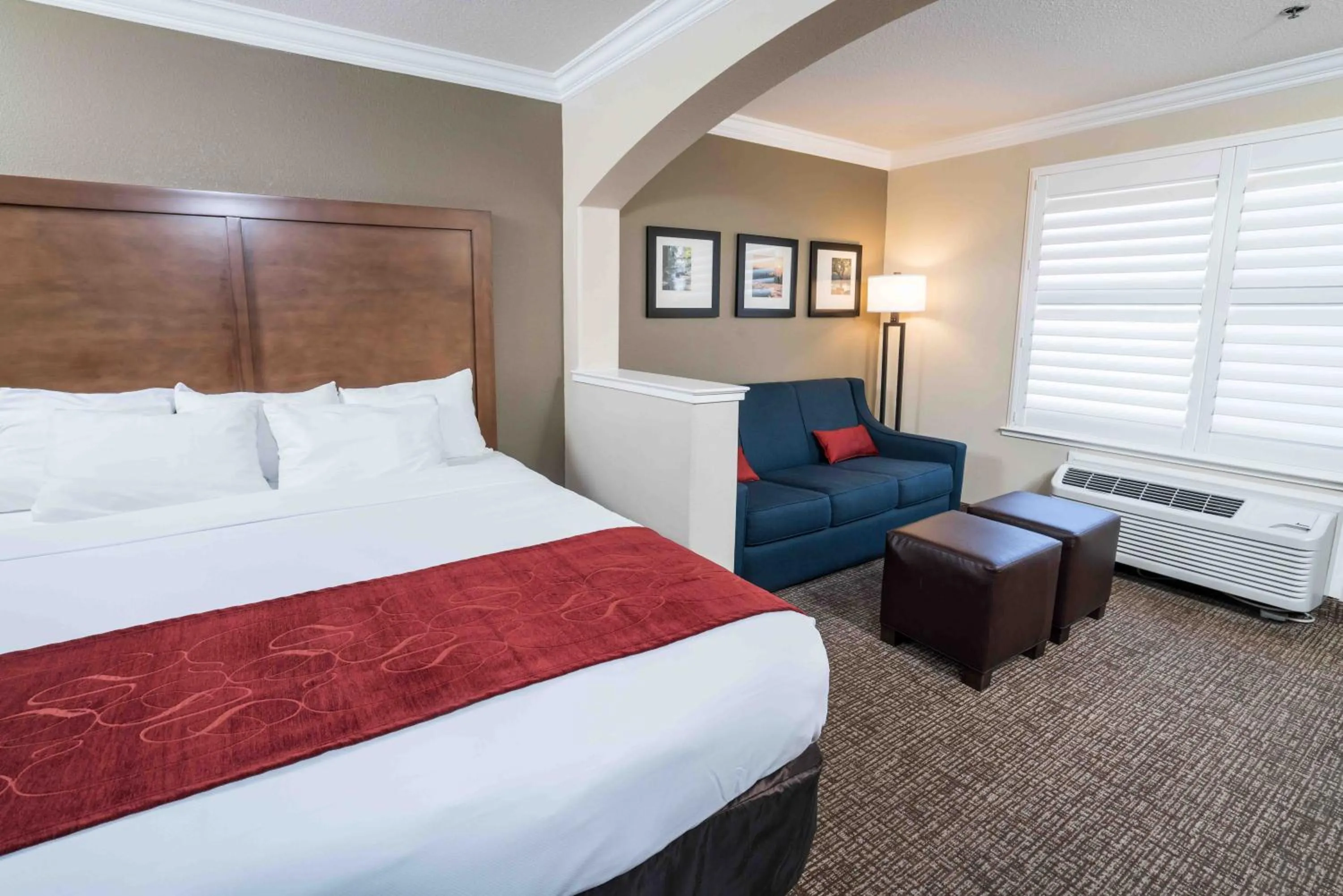 Photo of the whole room, Bed in Comfort Suites Fresno River Park