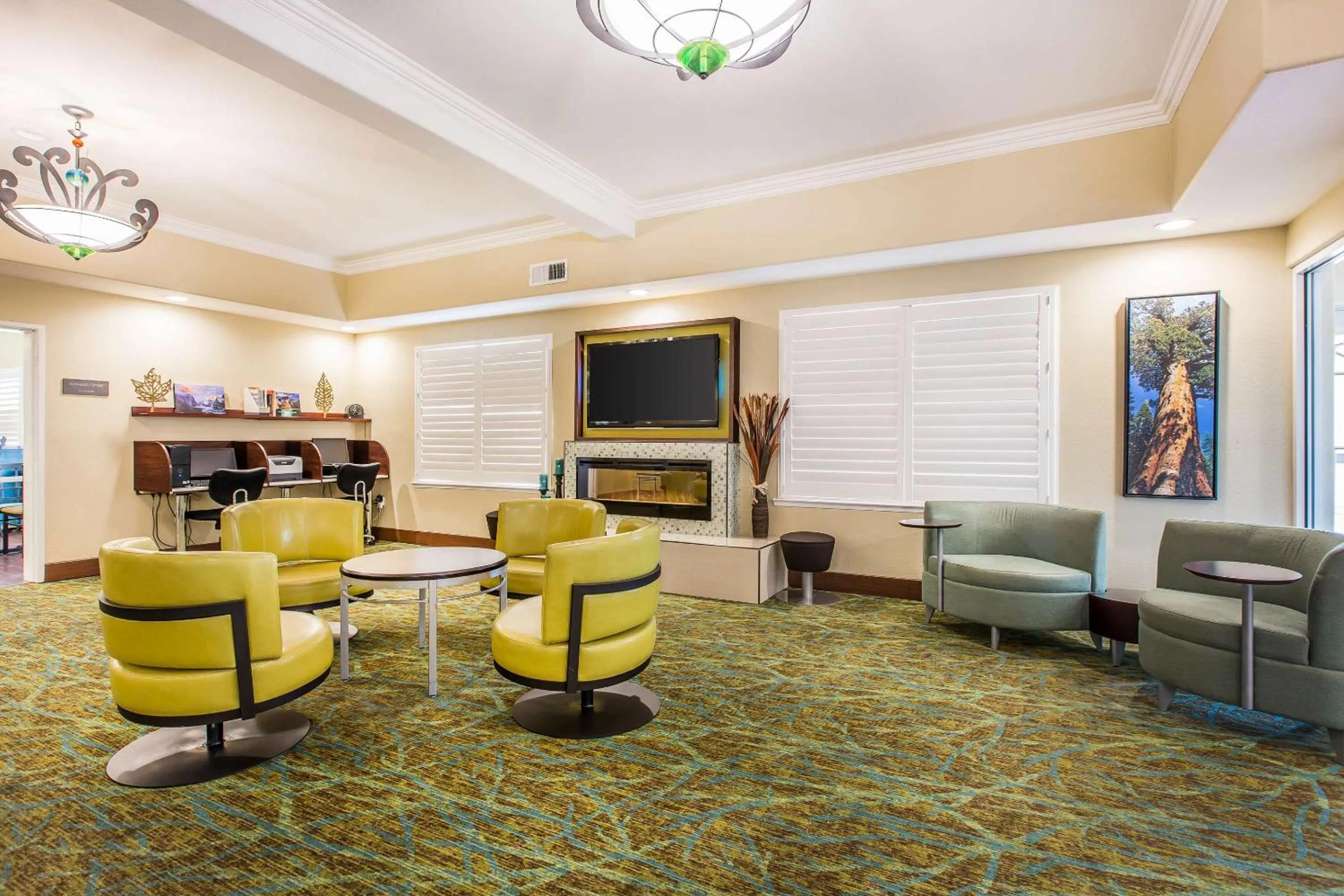 Lobby or reception in Comfort Suites Fresno River Park