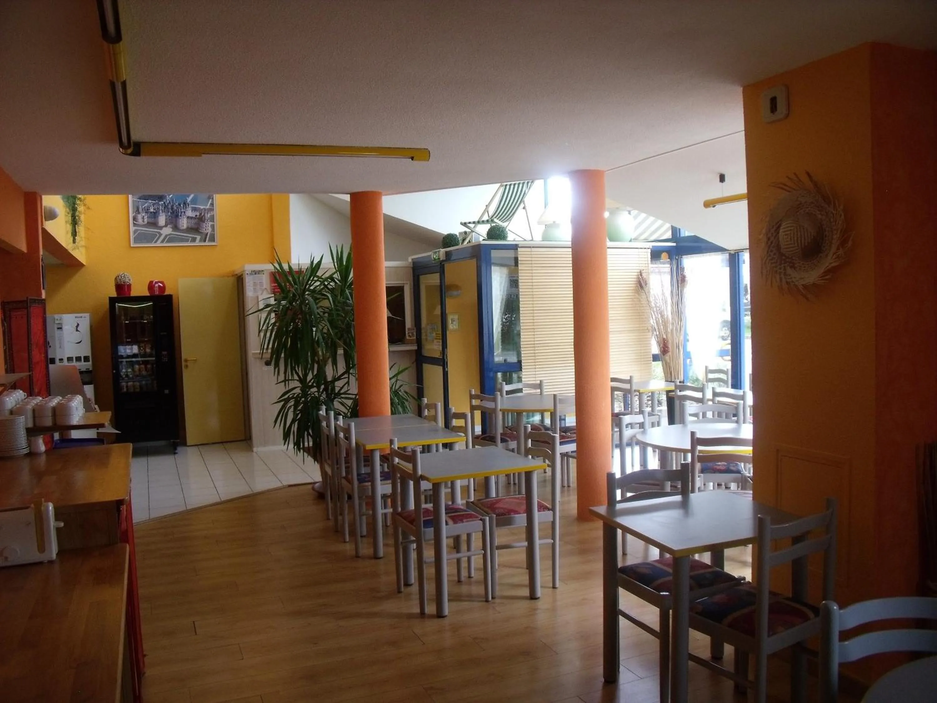 Restaurant/places to eat in Hôtel Noctuel Blois Sud