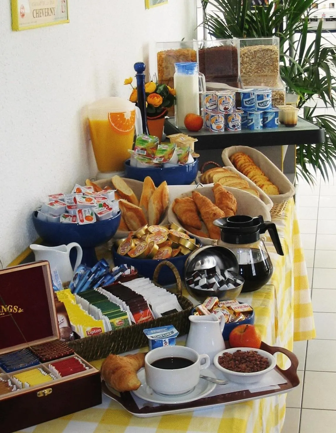 Restaurant/places to eat in Hôtel Noctuel Blois Sud