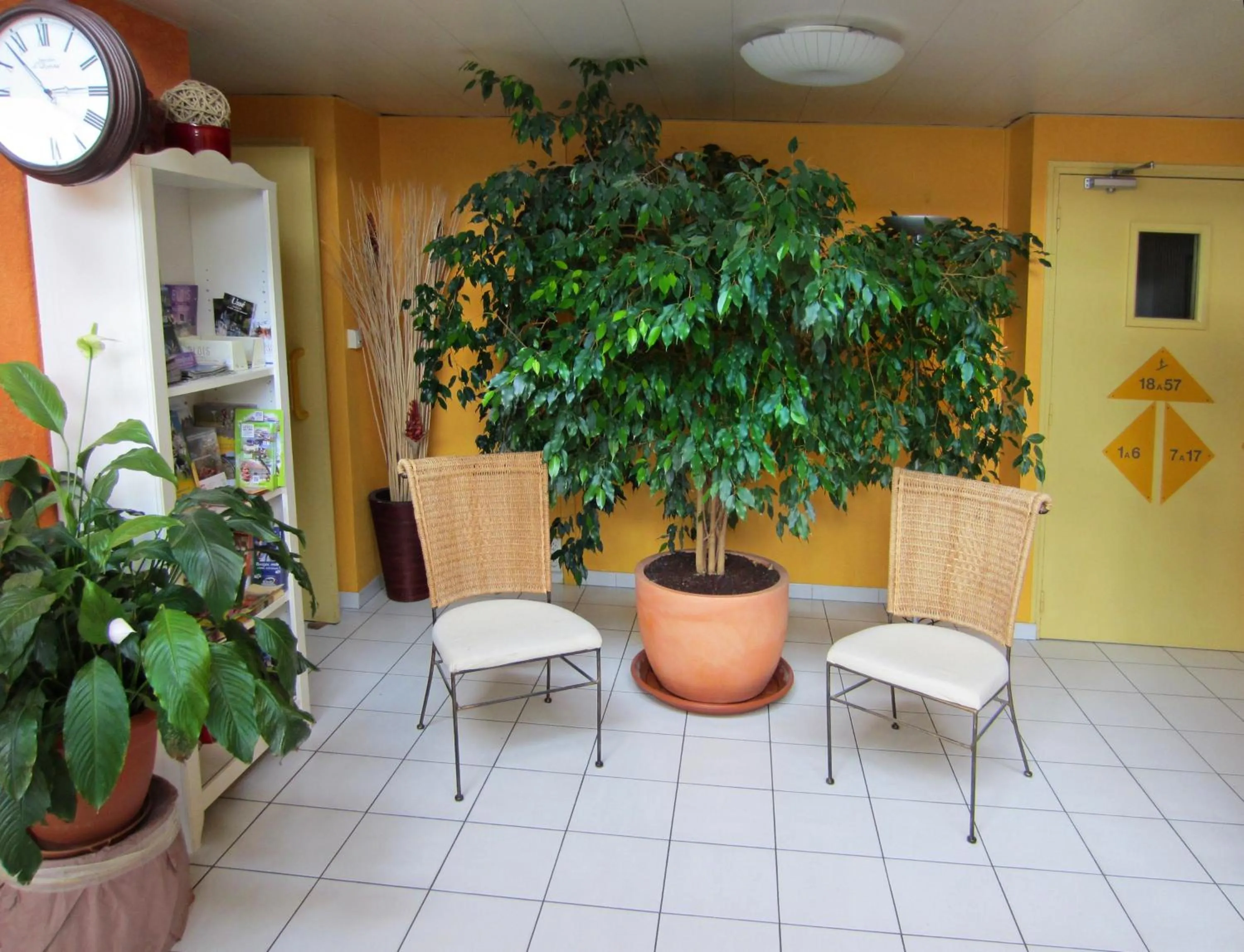 Lobby or reception in Hôtel Noctuel Blois Sud