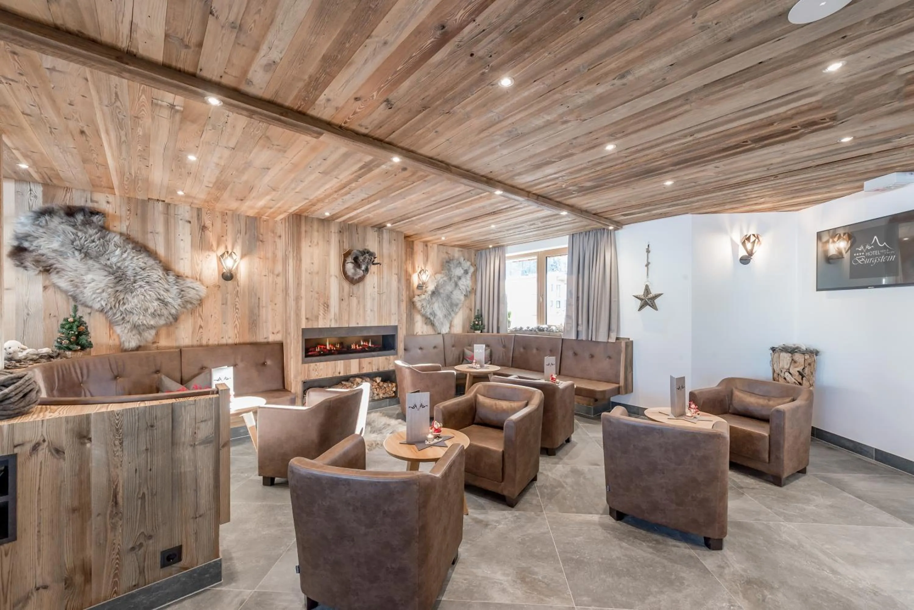 Communal lounge/ TV room in Hotel Burgstein - alpin & lifestyle