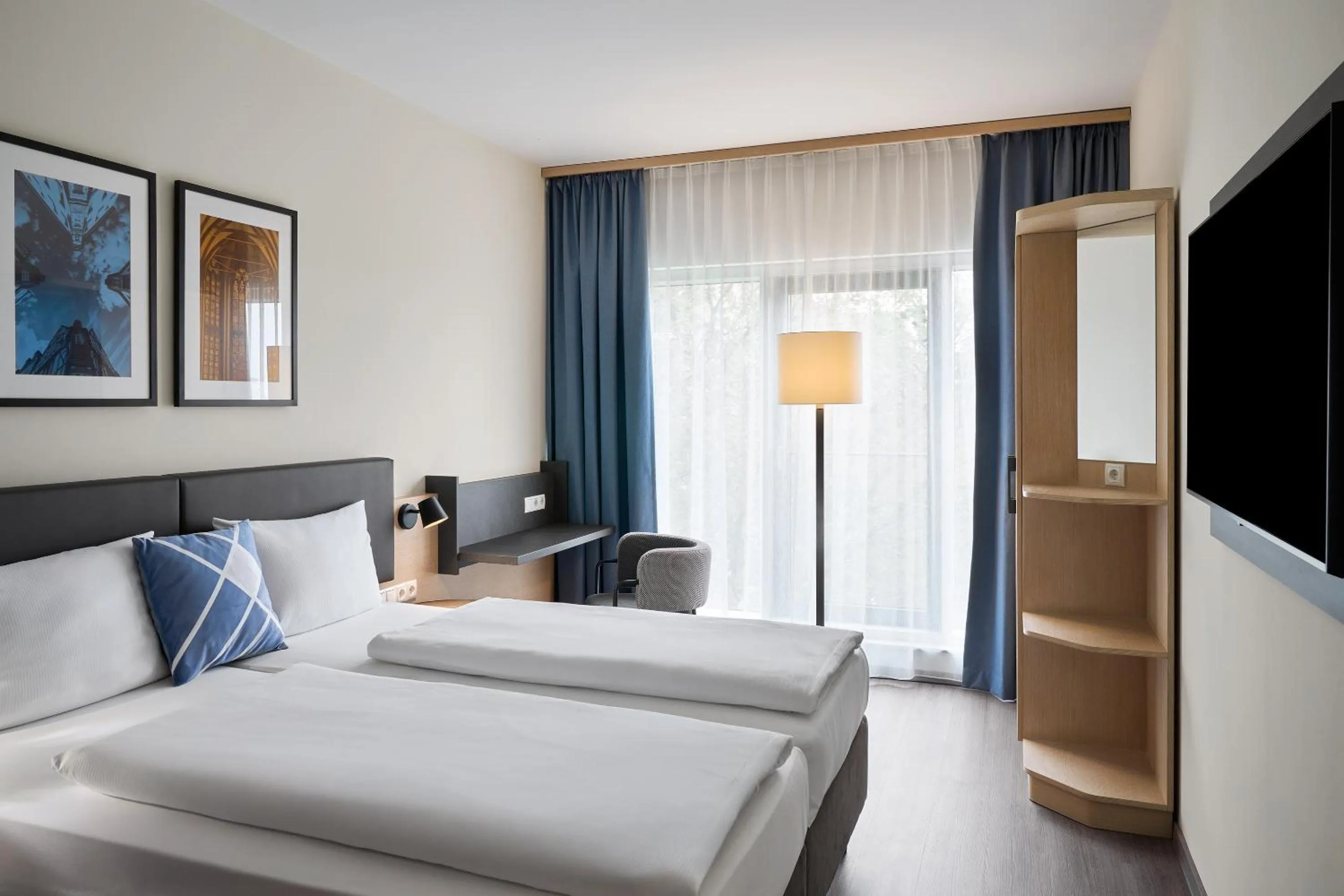 Photo of the whole room, Bed in Four Points Flex by Sheraton Koblenz