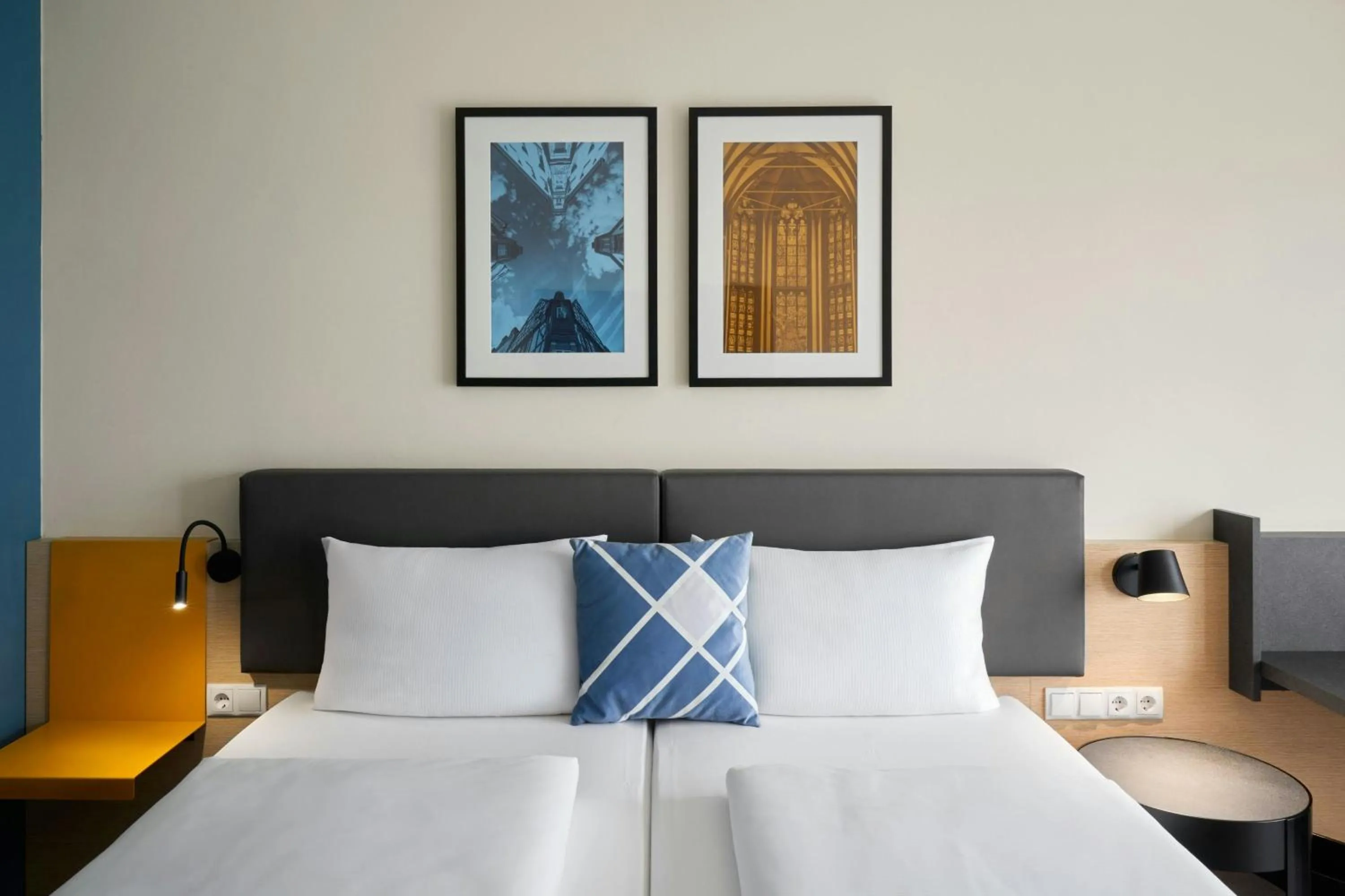 Photo of the whole room, Bed in Four Points Flex by Sheraton Koblenz