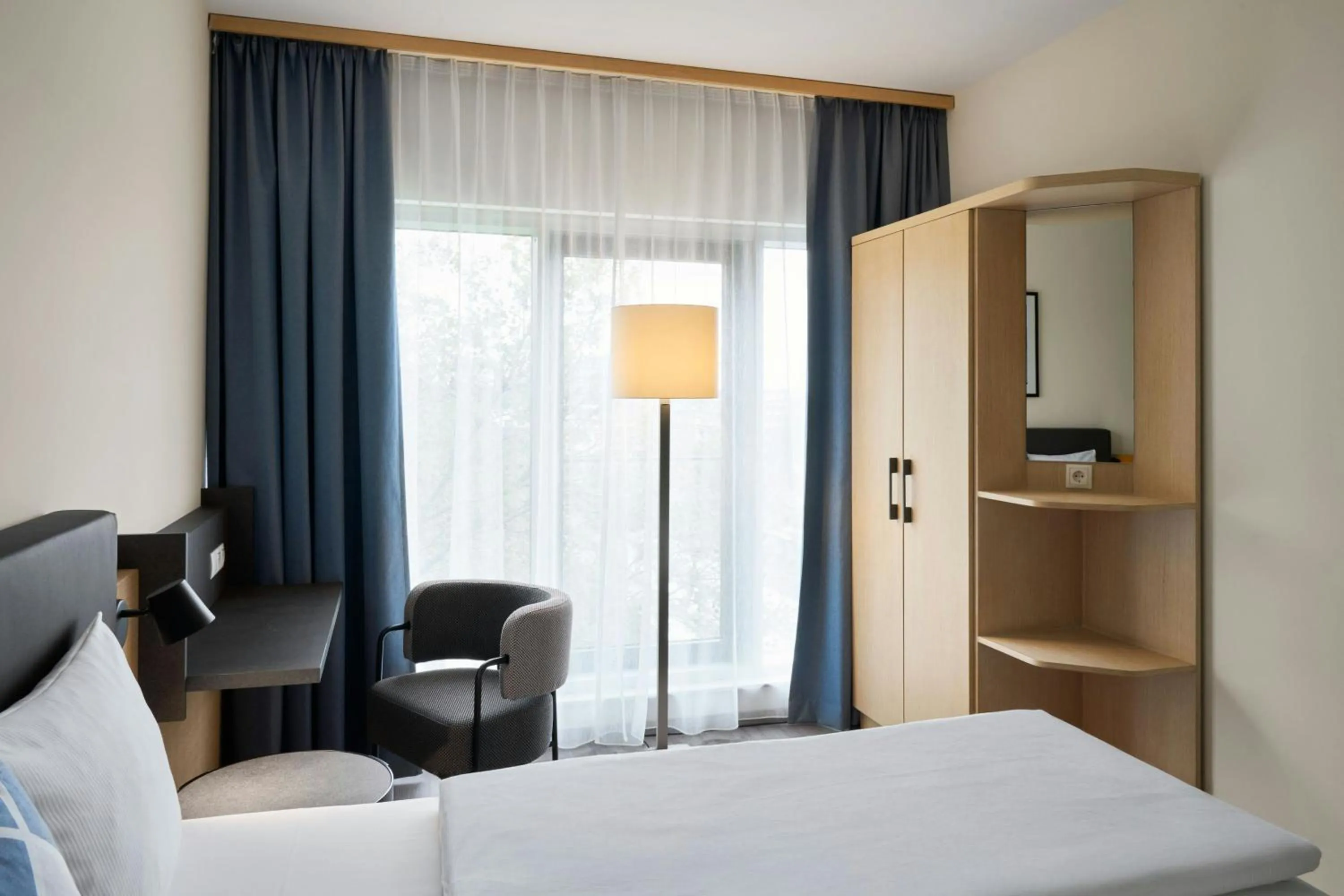 Photo of the whole room, Bed in Four Points Flex by Sheraton Koblenz