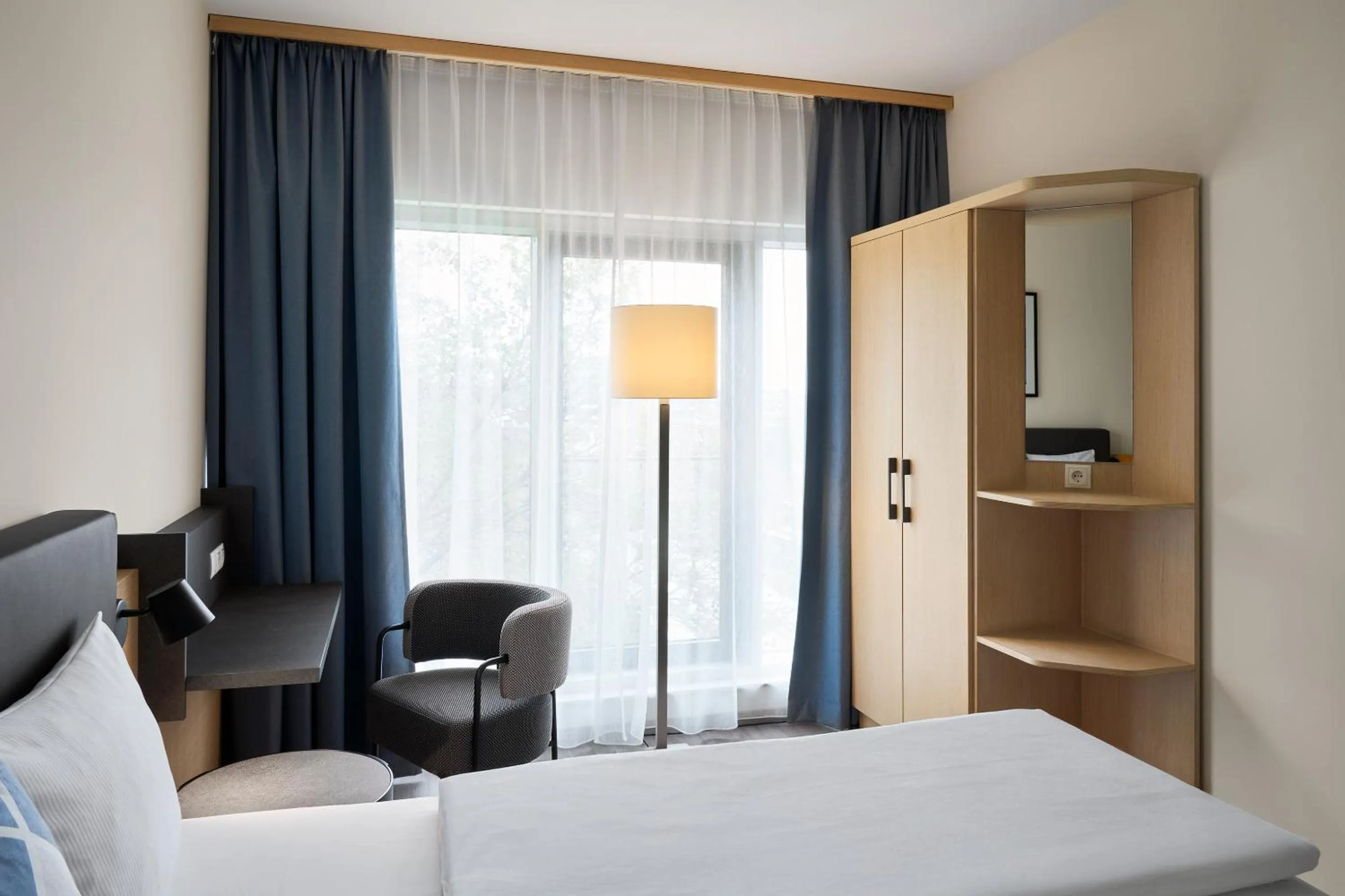 Photo of the whole room, Bed in Four Points Flex by Sheraton Koblenz
