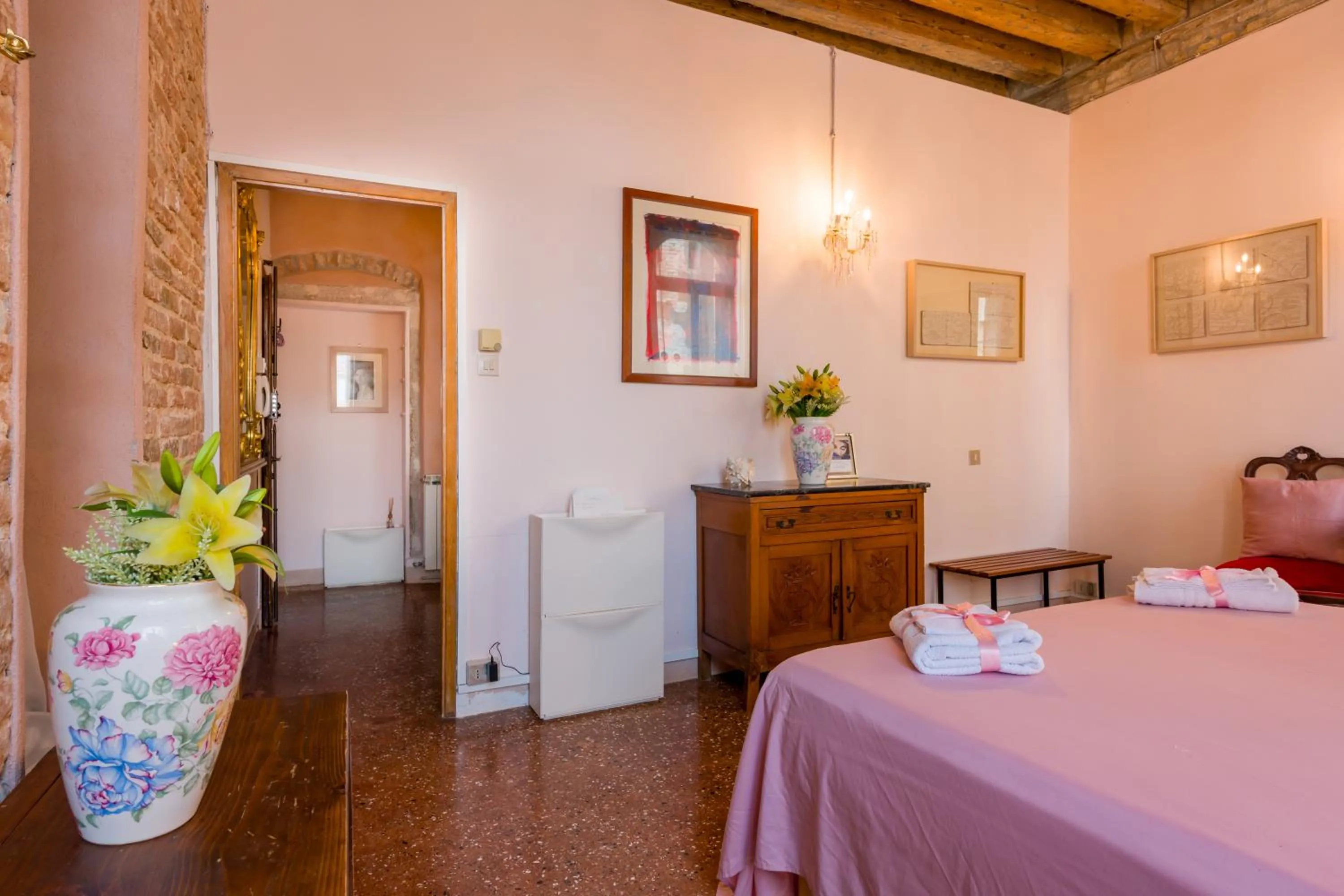 Photo of the whole room in San Polo Home