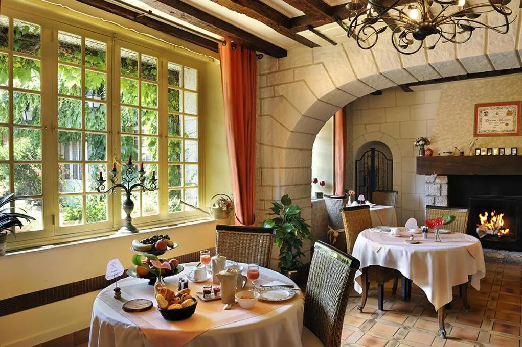 Restaurant/Places to Eat in Logis Hôtel Auberge De L'ecole