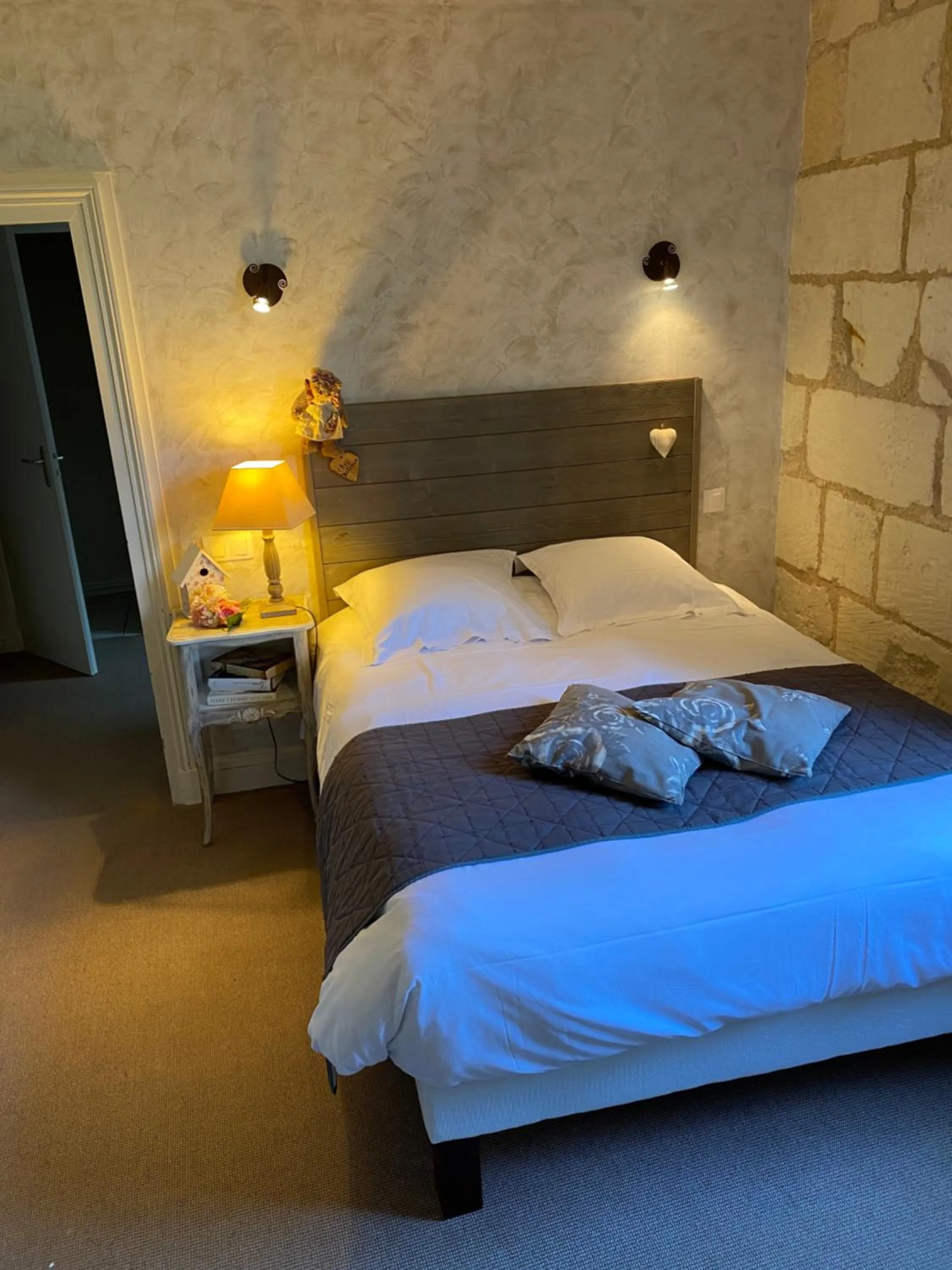 Bed in Logis Hôtel Auberge De L'ecole