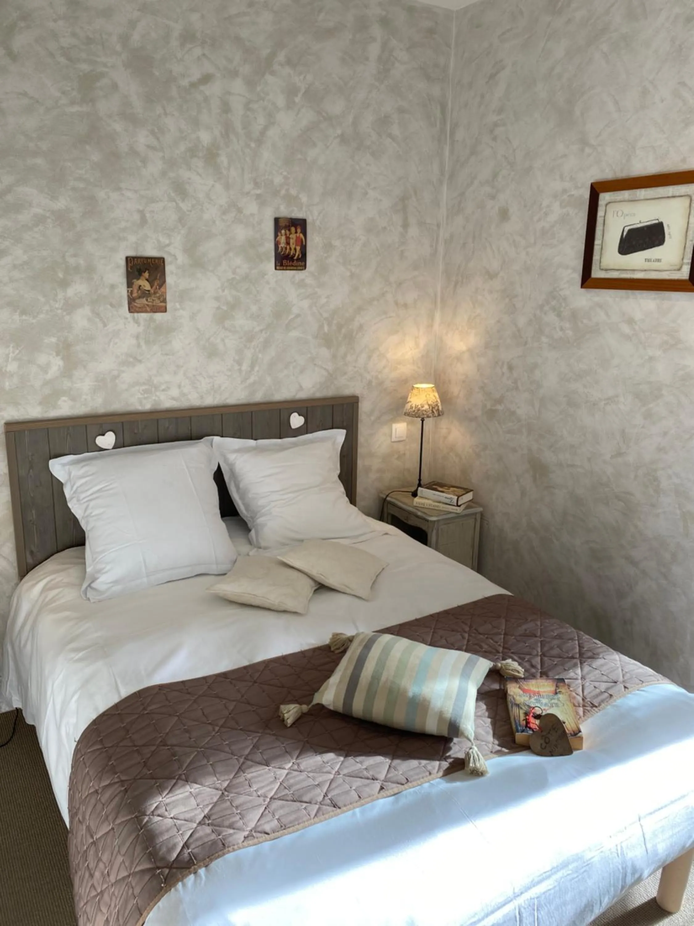 Bed in Logis Hôtel Auberge De L'ecole