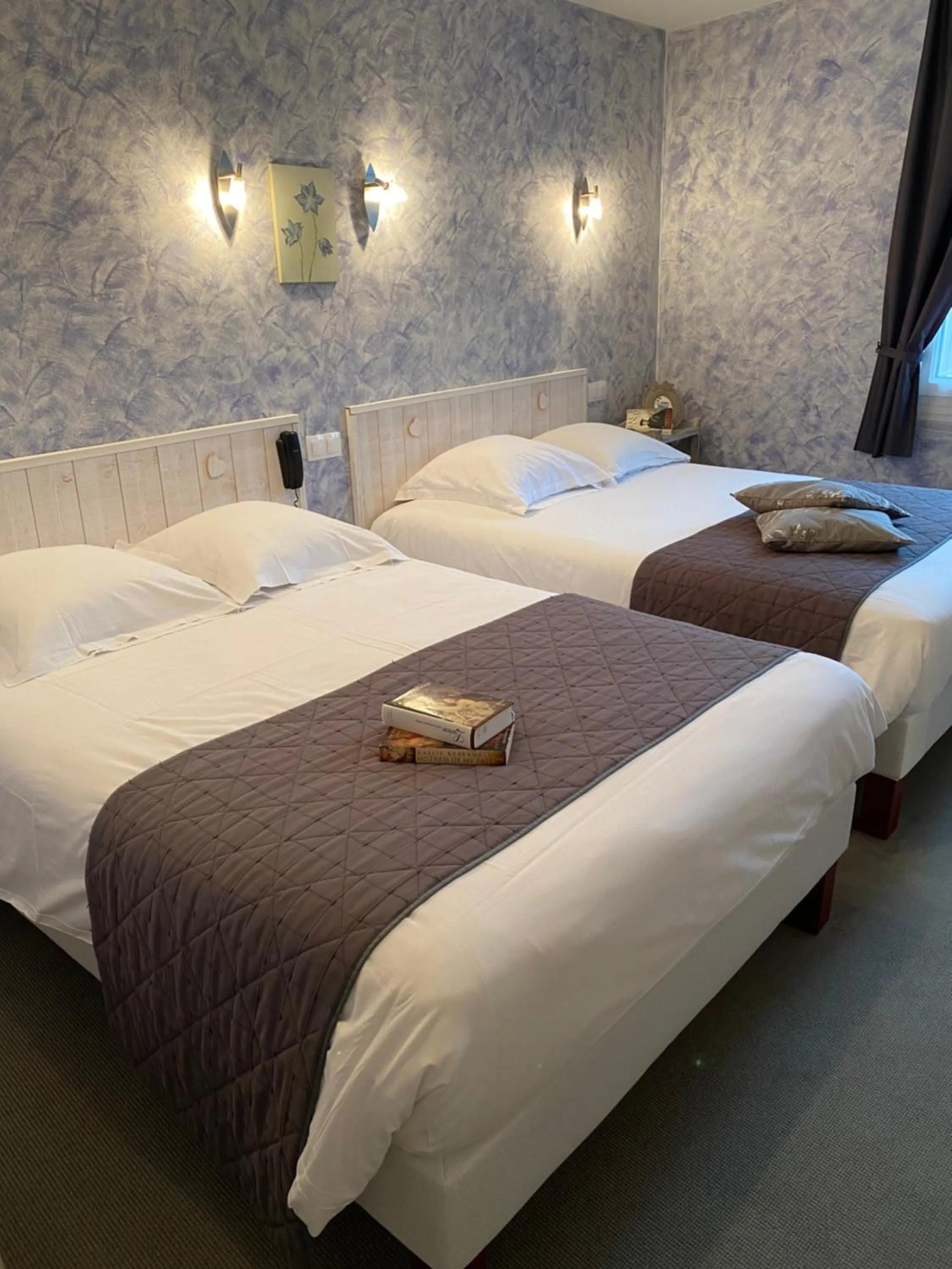 Bed in Logis Hôtel Auberge De L'ecole