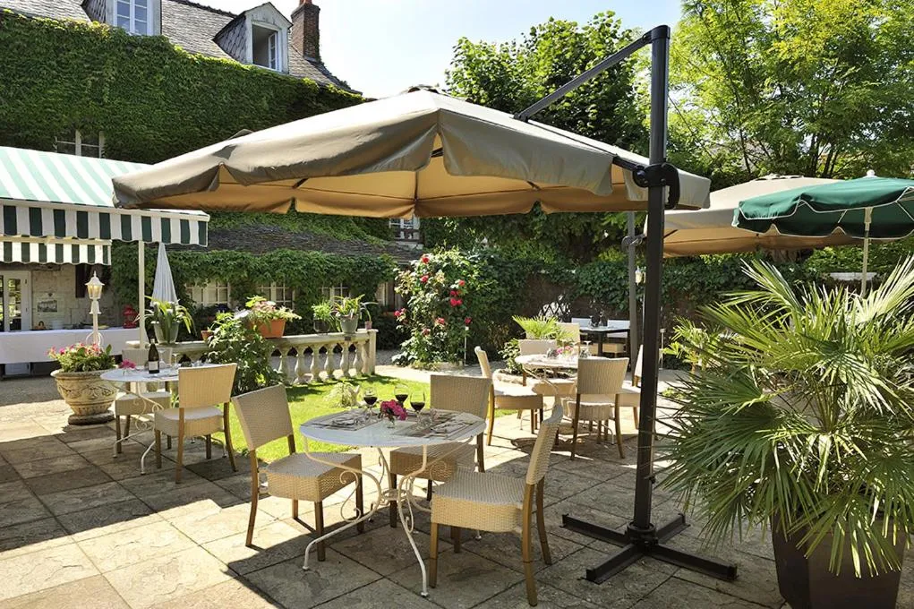 Restaurant/Places to Eat in Logis Hôtel Auberge De L'ecole