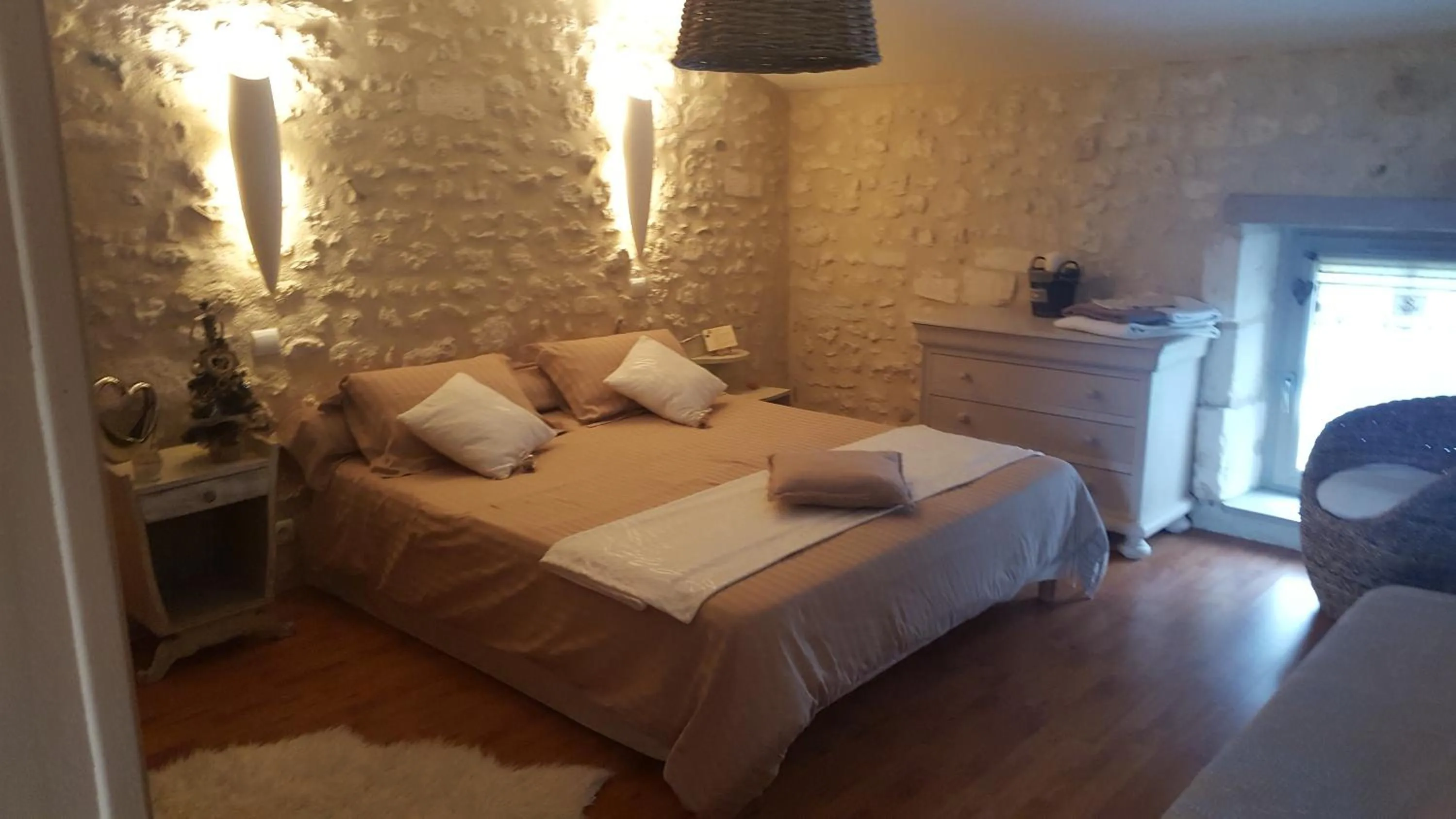 Photo of the whole room, Bed in Clos des Morillons